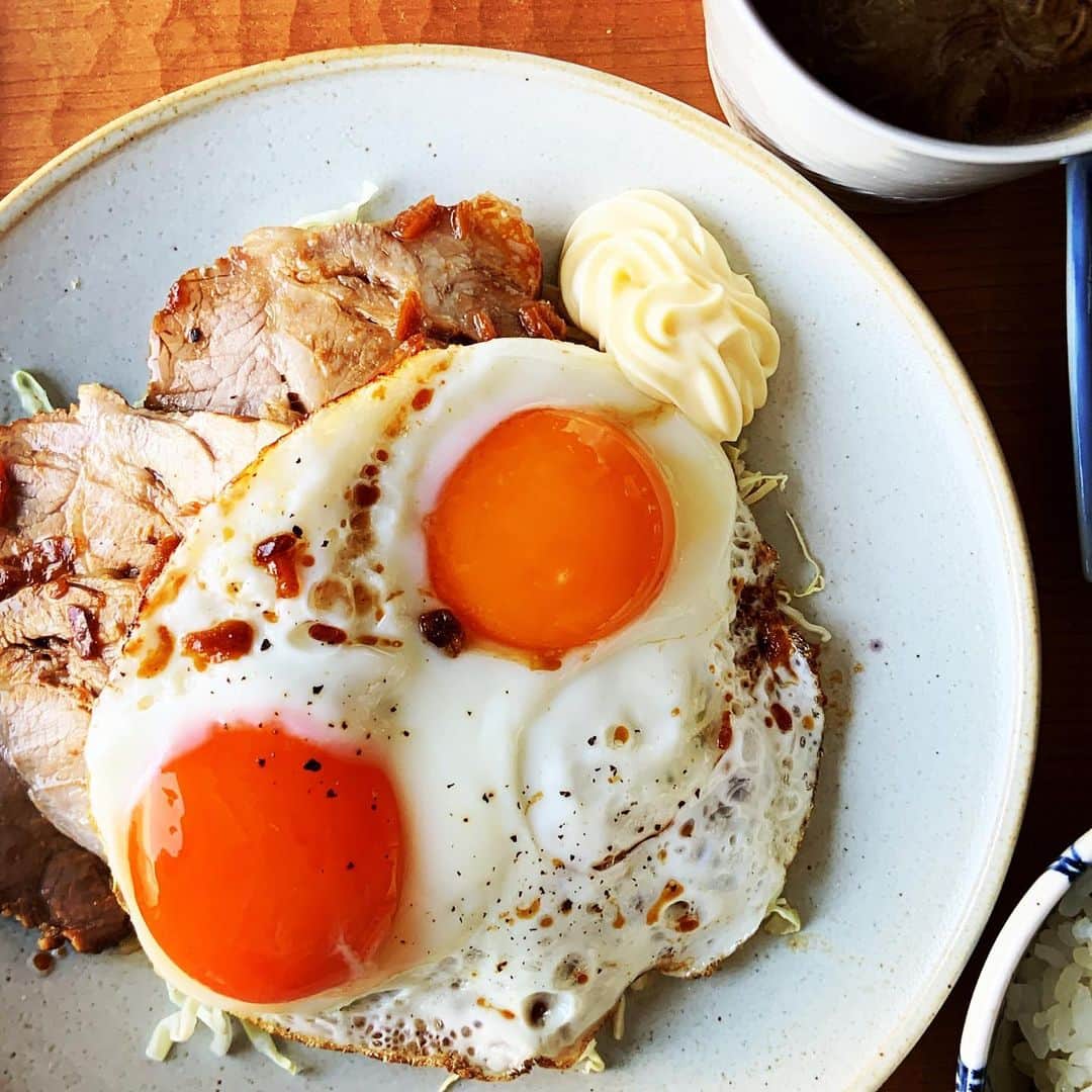 志摩有子さんのインスタグラム写真 - (志摩有子Instagram)「煮豚を作ったので、市場の食堂みたいに目玉焼きと千切りキャベツと皿盛り定食に。こっくりタレと一緒に混ぜ混ぜして。ちょいマヨネーズもいい感じ。置き場所に迷ってご飯が右側に💦  #煮豚 #煮豚レシピ #煮豚エッグ #チャーシューエッグ #チャーシューエッグ定食 #煮豚エッグ定食 #目玉焼きマイスター」11月20日 13時41分 - ariko418