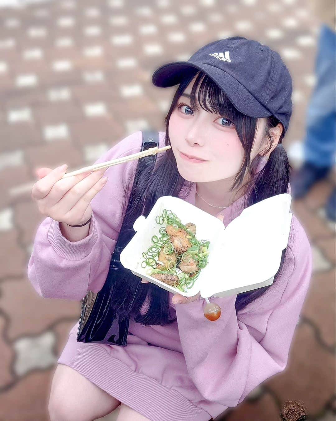 むめいのインスタグラム：「友達の大学の学園祭に遊びに行った！  色んな食べ物があって全部美味しかった🍚   豚汁が大好きなので屋台に「豚汁」って文字が見えた瞬間速攻並んだよね。テンション上がった！  いい人ばかりでほわほわした空間だった🫧」