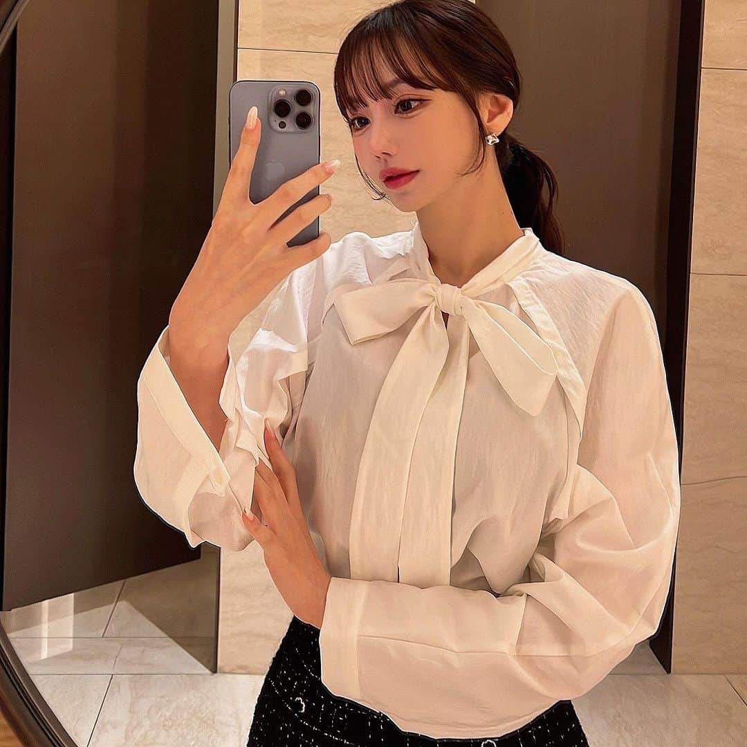 ソアのインスタグラム：「가장 자신있는 카테고리라 그런지 트위드 오픈은 항상 설레는거 같아요!!🥰❣️ 이번 투피스는 다섯시 오픈인거 아시죠? 그나저나 저 요즘 얼굴라인 진짜 이게뭔일인가 싶어요…?🫣💙 뭐든지 진짜 꾸준히가 젤 중요하고 나랑 잘맞는게 뭔지 아는것도 중요한거 같아요!! 저도 진짜 수많은 시행착오와 소비끝에 이제서야 각 분야 맛집을 찾았거든요 😂 여튼 나 요즘 좀 맘에들어!😝 쌤들 쵝오!!😚」