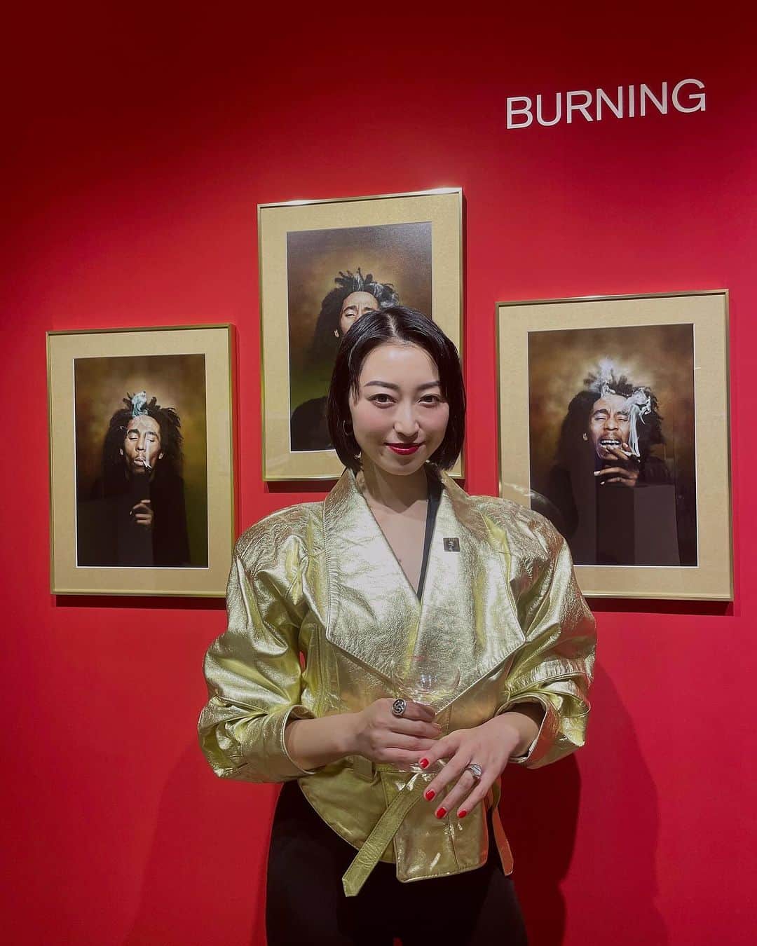 中里亜美のインスタグラム：「デニス・モリスによるボブ・マーリーのポートレート展。 二人の友情が生んだ作品の数々。 南青山のアニエスベーギャラリーブティックにて12/10まで💚💛❤️  @dennismcevoymorris  @pearl_de_luna  @agnesb_galerie_boutique  @sahajiofficial  #bobmorley #dennismorris #agnesb #portraitoftheking #sahaji #ボブマーリー #デニスモリス」