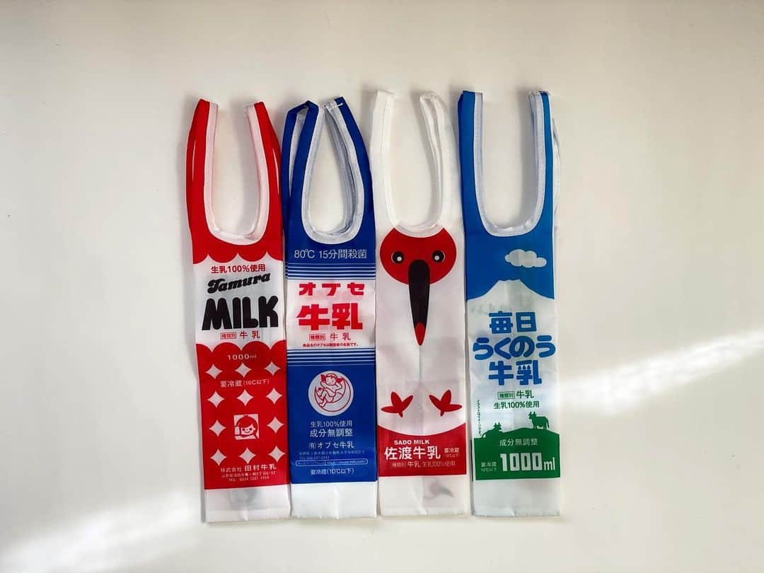 甲斐みのりのインスタグラム：「・ カプセルトイ『全国牛乳バッグ』。 本日11/20より一般販売となります。  全国各地で販売を続ける、 新鮮な国産牛乳がバッグになりました。 1リットルの牛乳パックがすっぽり入るサイズです。 全種ロゴ入りアクリルチャーム付き。  山形　田村牛乳 長野　オブセ牛乳 新潟　佐渡牛乳 大阪　毎日牛乳  まちで見かけましたらよろしくお願いします🐄🥛  #全国牛乳バッグ #日本全国地元パン　 #ケンエレファント」