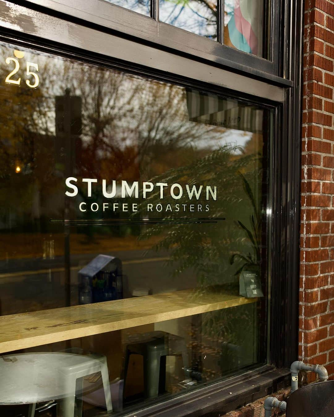 Stumptown Coffee Roastersさんのインスタグラム写真 - (Stumptown Coffee RoastersInstagram)「Artistic expression and honed craft — in all its forms — have always been integral to our ethos.   Next time you find yourself near a Stumptown cafe, stop by for a coffee and to take in the artists’ work on view in our galleries. 👀🖼️  Artist: Bobby Adams On view through November 30th  📍 Stumptown on Division 4525 SE Division St  Portland, OR」11月21日 1時30分 - stumptowncoffee