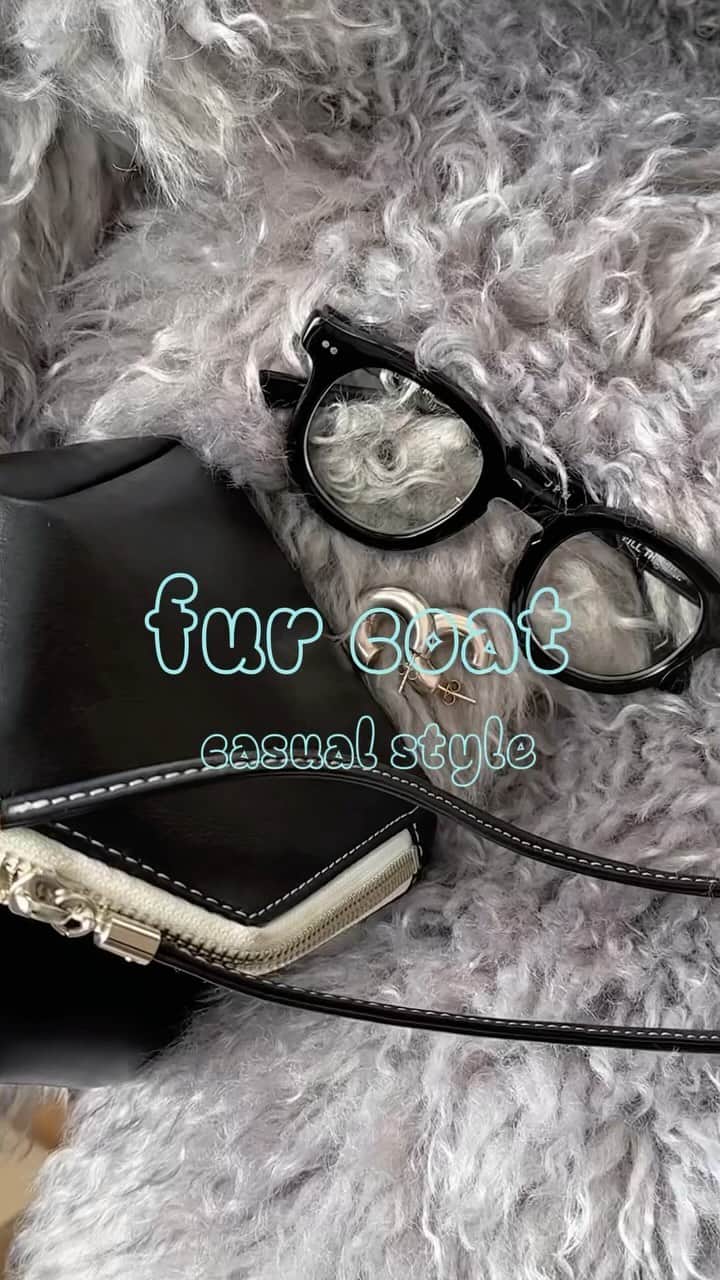ungrid_yurieのインスタグラム：「@searoomlynn_official のファーコートを カジュアルスタイルで🌎✌🏽 メガネをしたかったから足元をパンプスに スニーカーならメガネ無しの艶メイクなんてしたいね💄  #searoomlynn#カジュアル服」