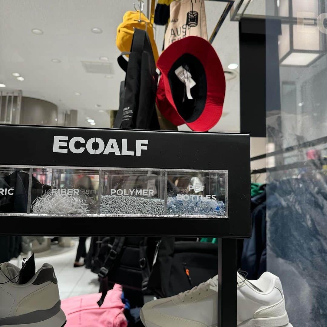 𝑀𝑎𝑘𝑖𝑀𝑖𝑘𝑢さんのインスタグラム写真 - (𝑀𝑎𝑘𝑖𝑀𝑖𝑘𝑢Instagram)「@ecoalf_japan のポップアップストア伊勢丹新宿店に行ってきた🫶🏾  私が選んだのはこれからの時期に大活躍の  BABUL リブニット🧶 身長156cmの私にはジャストサイズでSサイズを選んだよ！  タートルネック×ジャケットの組み合わせが好きすぎるんだよな🙊  ECOALF（エコアルフ）は、ヨーロッパ発のサステナブルファッションブランドでペットボトル、タイヤ、魚網などを独自の技術でリサイクルして生地を開発し、新たなコレクションを創り出してるの🌎神なのか！  #Promotion #ecoalf #エコアルフ #BecauseThereIsNoPlanetB #第2の地球はないのだから #サステナブル #サステナブルブランド #サステナブルファッション #海外セレクト #インポートショップ #海外インポート #インポートファッション #海外セレブファッション #セレブコーデ #海外スタイル#ミニワンピ #ミニワンピース #ワンピース  #ワンピースコーデ #ワンピース好きな人と繋がりたい #タイトワンピース #タイトワンピ #ジャケットコーデ #ジャケット #ブラックコーデ #冬服#冬コーデ #低身長コーデ #低身長 #低身長ファッション」11月20日 20時20分 - makimiku001