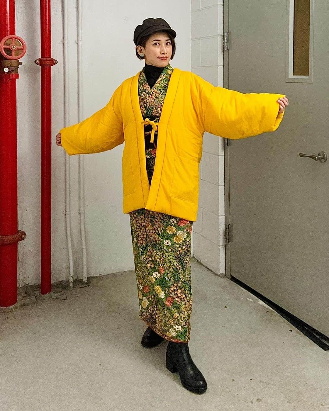 岡田育さんのインスタグラム写真 - (岡田育Instagram)「Recovering from a terrible cough cold and still need something warm. Hanten is a Japanese traditional homey puffer jacket, shaped with this everlasting kimono silhouette. Now available in the US through Kuwano Home @kuwanohome online! #kuwanohome #hanten #hantenjacket  #japaneseoutfit #japanesetraditionalcrafts  #kimonostyle #kimonofashion #japanesekimono #autumncolors  #standclearoftheclosingdoorsplease  #半纏 #綿入り半纏 #山吹色 #着物 #着物コーディネート  #小紋コーデ #四季草花柄 #洋装ミックス  #黄色い線の内側までお下がりください  . 咳風邪からの病み上がり、着る布団に助けられておりました。Z世代のダウン離れが進み、NYCでもみんなビッグシルエットのコットンパッファ着てるなか、植物性アウターとして昔懐かし日本の「半纏」が熱視線を浴びているの面白いね。試しに袷着物の上から羽織ってみたものの、絹に絹に綿を重ねて、正直これだと暑すぎるくらい。薄手の洋服に合わせるのが一番よさげ。別にPR案件ではないんだけど、ちょうど @kuwanohome 公式アカウントで今季の着用モデルも務めているのでそちらもご笑覧ください。」11月20日 14時08分 - okadaic