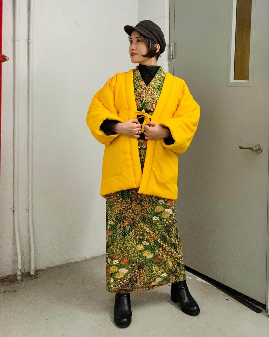 岡田育さんのインスタグラム写真 - (岡田育Instagram)「Recovering from a terrible cough cold and still need something warm. Hanten is a Japanese traditional homey puffer jacket, shaped with this everlasting kimono silhouette. Now available in the US through Kuwano Home @kuwanohome online! #kuwanohome #hanten #hantenjacket  #japaneseoutfit #japanesetraditionalcrafts  #kimonostyle #kimonofashion #japanesekimono #autumncolors  #standclearoftheclosingdoorsplease  #半纏 #綿入り半纏 #山吹色 #着物 #着物コーディネート  #小紋コーデ #四季草花柄 #洋装ミックス  #黄色い線の内側までお下がりください  . 咳風邪からの病み上がり、着る布団に助けられておりました。Z世代のダウン離れが進み、NYCでもみんなビッグシルエットのコットンパッファ着てるなか、植物性アウターとして昔懐かし日本の「半纏」が熱視線を浴びているの面白いね。試しに袷着物の上から羽織ってみたものの、絹に絹に綿を重ねて、正直これだと暑すぎるくらい。薄手の洋服に合わせるのが一番よさげ。別にPR案件ではないんだけど、ちょうど @kuwanohome 公式アカウントで今季の着用モデルも務めているのでそちらもご笑覧ください。」11月20日 14時08分 - okadaic