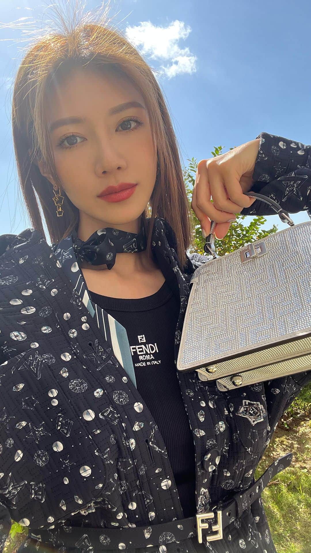Elva Niのインスタグラム：「It’s never too early to prepare for Christmas 🎁 #fendigifts @fendi」