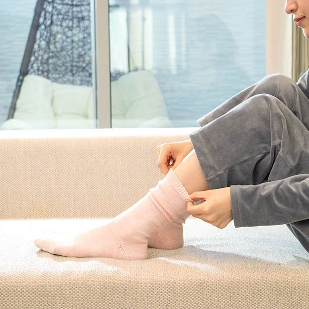 プレーリードッグのインスタグラム：「くつろぎソックス🧦✨ ＝＝＝＝＝＝＝＝＝＝＝＝＝＝＝＝＝＝＝＝＝＝＝＝＝  ふんわりシルクとさらっとレーヨンでできた靴下です✨ お部屋でのくつろぎ時間、おやすみ時やオフィスでの冷え対策や寒さ対策にも✨  カラー🎀 ピンク ラベンダー ベージュ  @prairiedog_web ◀︎プロフィールはこちら  ＝＝＝＝＝＝＝＝＝＝＝＝＝＝＝＝＝＝＝＝＝＝＝＝＝＝  #huuto #フート #くつろぎソックス  #おやすみ靴下 #ルームウェア #プレーリードッグ  #株式会社プレーリードッグ  #まいにちプレーリー」