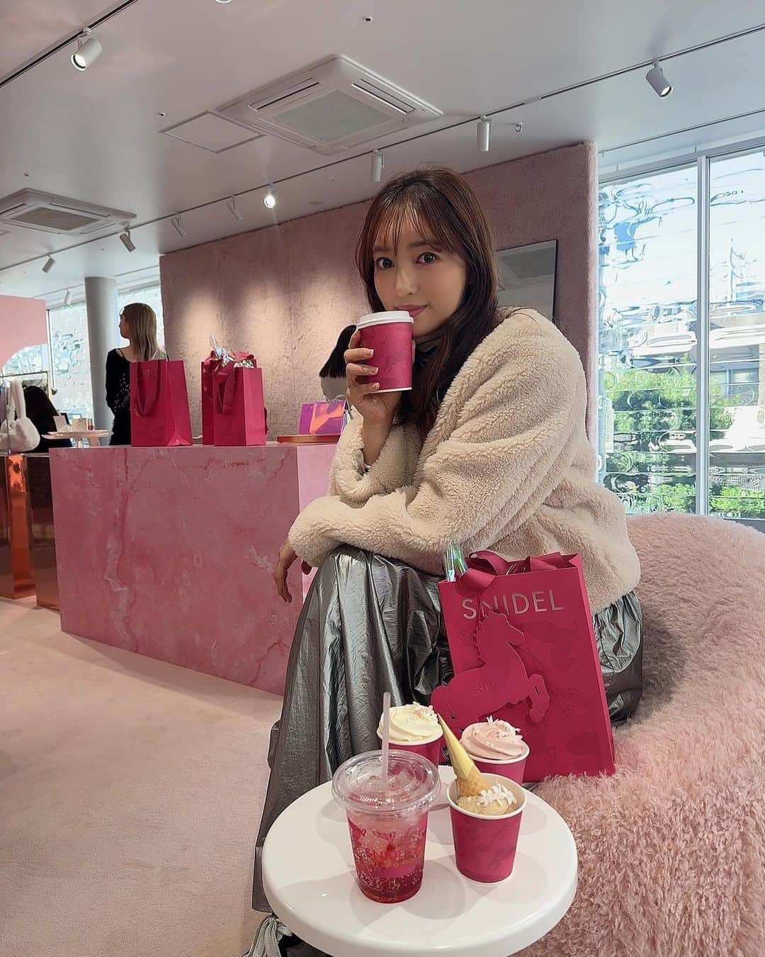 唯可（yuika）さんのインスタグラム写真 - (唯可（yuika）Instagram)「SNIDELの期間限定ホリデーイベントに 行ってきたよ🥹♡🎄♡  クリスマスシーズンにぴったりの もこもこのお洋服や小物☁️ コスメもショッパーもピンクでとっても可愛かった🥰🩷  ピンクの限定ショッパーは23日(木)から お店でももらえるみたいだよ✊💕 @snidel_official  @snidelbeauty   #PR#SNIDEL#スナイデル#23wintersnidel #snowmagicholiday #POPUP #cafe」11月20日 14時10分 - yu.i.k.a