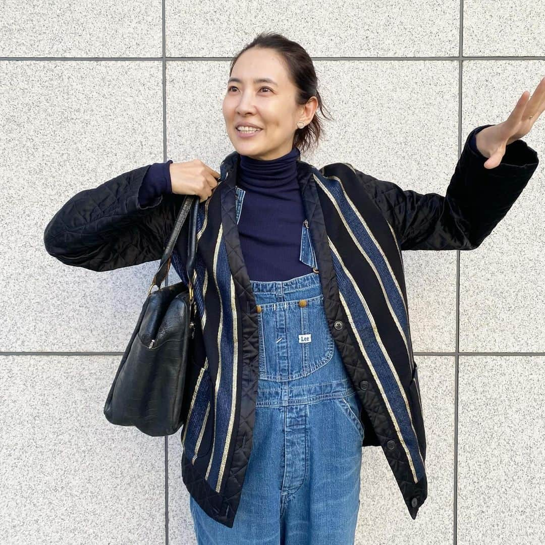 浜島直子のインスタグラム：「今日はみやもチャンスで写真を撮ってもらってるのだけど、おしゃべりが止まらないところ🤣  だって久しぶりにオモムロニさんに会えたんですもの〜🫶 @omomuroni  (ミモレの連載で対談させてもらいました✨またアップされたらお知らせしますね！)  帰り際もおしゃべりが止まらないわ〜（笑） みんなコンバースだったね🙌 ・ #みやもチャンス #ジャケット　#driesvannoten  #タートルネック　#soéju  #オーバーオール #lee #バッグ　#paulharnden  #スニーカー　#converse」