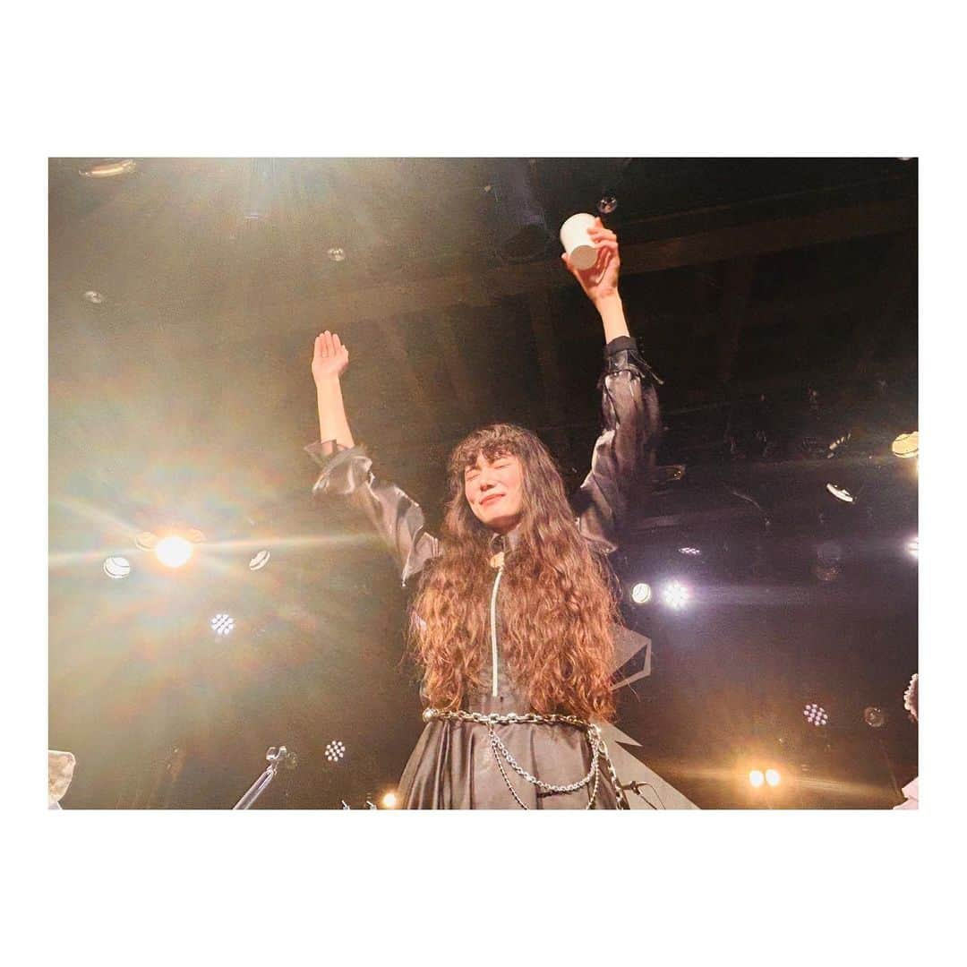 廣瀬茜さんのインスタグラム写真 - (廣瀬茜Instagram)「BAND-MAID 10TH ANNIVERSARY TOUR in JAPAN  2023.10.15@小樽GOLD STONE  MISAお誕生日おめでとう🎉 今年も0時ピッタリの瞬間にみんなで集まってお祝い出来て嬉しかったな！！  MISAと私はソウルメイトらしい。(診断結果で出たってMISAが言ってた)  リズム隊の相方がソウルメイトだなんて最強最高じゃないの！！  もう10年以上の付き合いだけど、ずっと赤ちゃんみたいで可愛くて尊い👶 いつも癒してくれて＆笑わせてくれてありがとう！！  これからも頼むねソウルメイト🤝」11月20日 14時21分 - akane_bandmaid