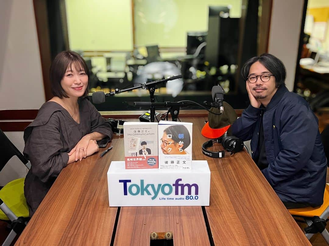 坂本美雨のディア・フレンズのインスタグラム：「11/20 #ディアフレンズ  番組、準レギュラー！ ASIAN KUNG-FU GENERATION #後藤正文 さんをお迎えしました⚡️ @gotch_akg   現在、アジカンは全国ツアー中！ 今週は第二の地元、神奈川での公演が控えています。  また、11月23日（木・祝）鎌倉芸術館 大ホール公演の生配信が決定🚃  配信日時：2023年11月23日(木・祝)  開場15:00/開演16:00 配信チケット：2,800円(税込) ※世界共通 配信プラットフォーム：Stagecrowd  詳しくは▶︎ @akfg_official   そしてGotch（後藤）さんが音楽活動と並行して 執筆しているのが、朝日新聞で連載中の『朝からロック』  2017年から始まった連載で 現在は、隔週水曜日の朝刊に掲載📰  Gotchさんが日頃感じていることをしたためたコラムで 音楽、社会、環境、政治、日々の暮らしから 少年時代のできごとまで…。  ◾️朝日新聞デジタルでもご覧になれます 　「後藤正文の朝からロック」  この度、このコラムが書籍化され 10月に朝日新聞出版から発売されました📘  2017年4月から今年6月までに掲載したなかから 加筆・修正などをし再構成したもの。  本のなかでは章ごとにテーマが分かれています。 「日々の章」「コロナの章」「ロッカーの章」などなど…  コラムのなかには、色んなかたの名前も登場していて 親交の深かった坂本龍一さんのお名前も。  そして、Gotchさんのできたてホヤホヤの新曲を 2曲もフルオンエアー📻  M1. Stateless feat. YonYon ／ Gotch M2. Vegetable ／ Gotch  ＜Release＞ ASIAN KUNG-FU GENERATIONが去年10月行った 横浜アリーナでのライブ映像を収めたBlu-rayが 12月20日に発売！  初回生産限定盤は、Blu-ray2枚組とブックレットつき。 ブックレットには、この公演のライブ写真が掲載。 Disc2には 小説家・古川日出男さんとメンバーによる 対談映像の、ディレクターズカット版(89分)が収録。  🐶後藤正文さんが、犬と仲良くなるための21の旅を追ったエッセイ 「INU COMMUNICATION」ぴあより発売中  #アジカン #ASIANKUNGFUGENERATION #ゴッチ #Gotch #坂本美雨 @miu_sakamoto @miusakamoto.staffofficial #tokyofm #JFN #全国38局ネット #radiko  @tokyofm_official」