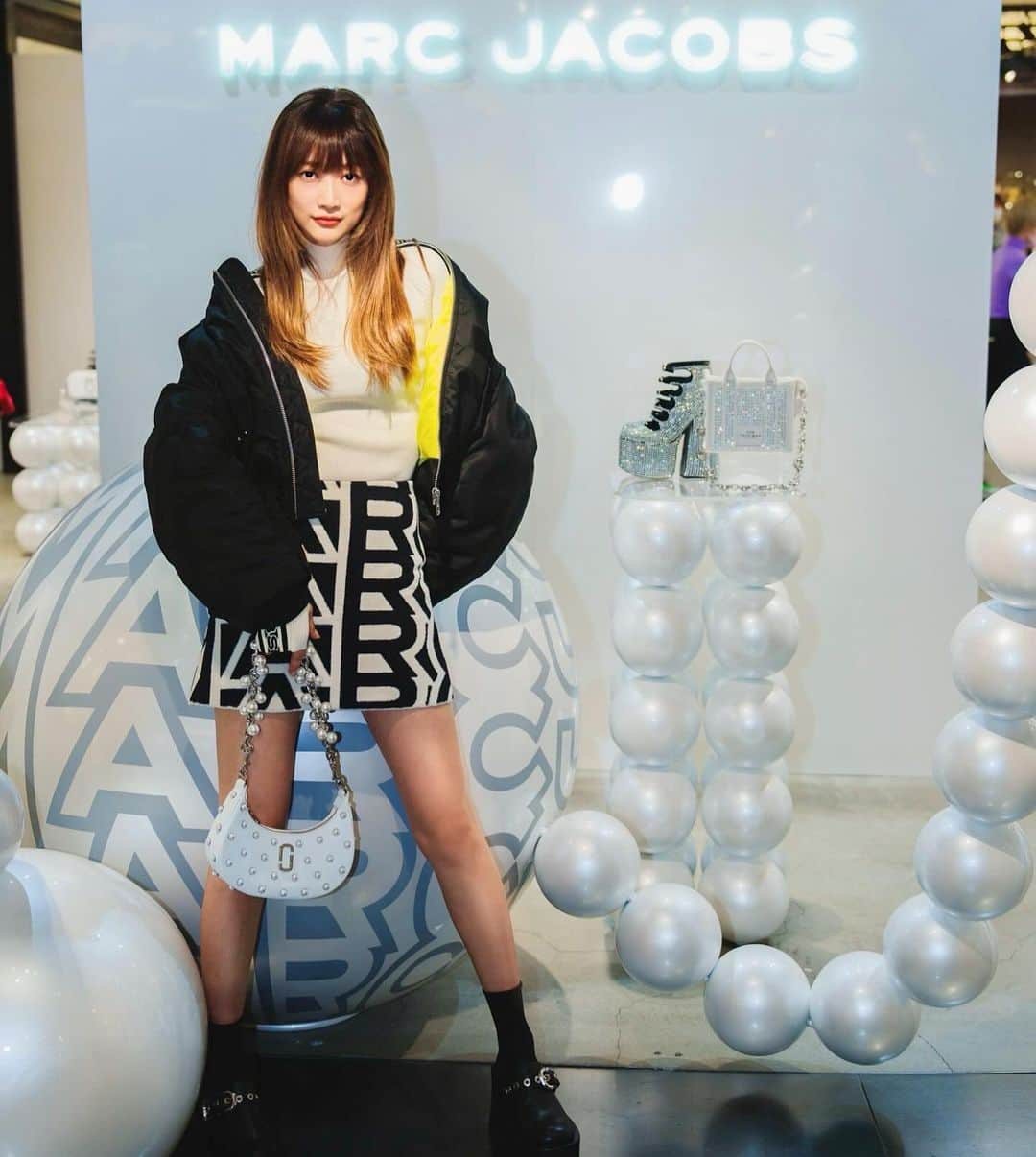 ヨンアのインスタグラム：「MARC JACOBS HOLIDAY COLLECTION POP UP CIRCUSに遊びに行ってきました🤍🖤  マーク・ジェイコブスが敬愛する「パール」がテーマの空間🤍 キラキラしていてとても素敵な時間を過ごせました🖤  阪急うめだ本店　3階 モードポップ アップサーカスで11/28（火）まで開催しているので皆さん行ってみてくださいね🎪💛  @marcjacobsjapan  #マークジェイコブス #MarcJacobsHolidayCollection #PR」