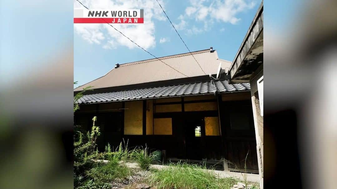 NHK「WORLD-JAPAN」のインスタグラム：「There will be more than 10 million vacant properties in Japan this year, according to national survey estimates.🏚️  It’s one of the more visible results of population decline.📉  Clever businesses are working on ways to fill these properties and also to provide services to the community. 🏡  👉See more｜Watch｜BIZ STREAM: Filling Needs with Empty Rooms｜Free On Demand｜NHK WORLD-JAPAN website.👀 . 👉Tap in Stories/Highlights to get there.👆 . 👉Follow the link in our bio for more on the latest from Japan. . 👉If we’re on your Favorites list you won’t miss a post. . . #oldhome #japaneseoldhouse #japanoldhouse #oldhouselove #oldhouse #shotengai #商店街 #空き家 #vacanthouse #akiya #emptyhouse #renovation #japanproperty #japanesehouse #hiddenjapan #discoverjapan #bizstream #nhkworldjapan #japan」