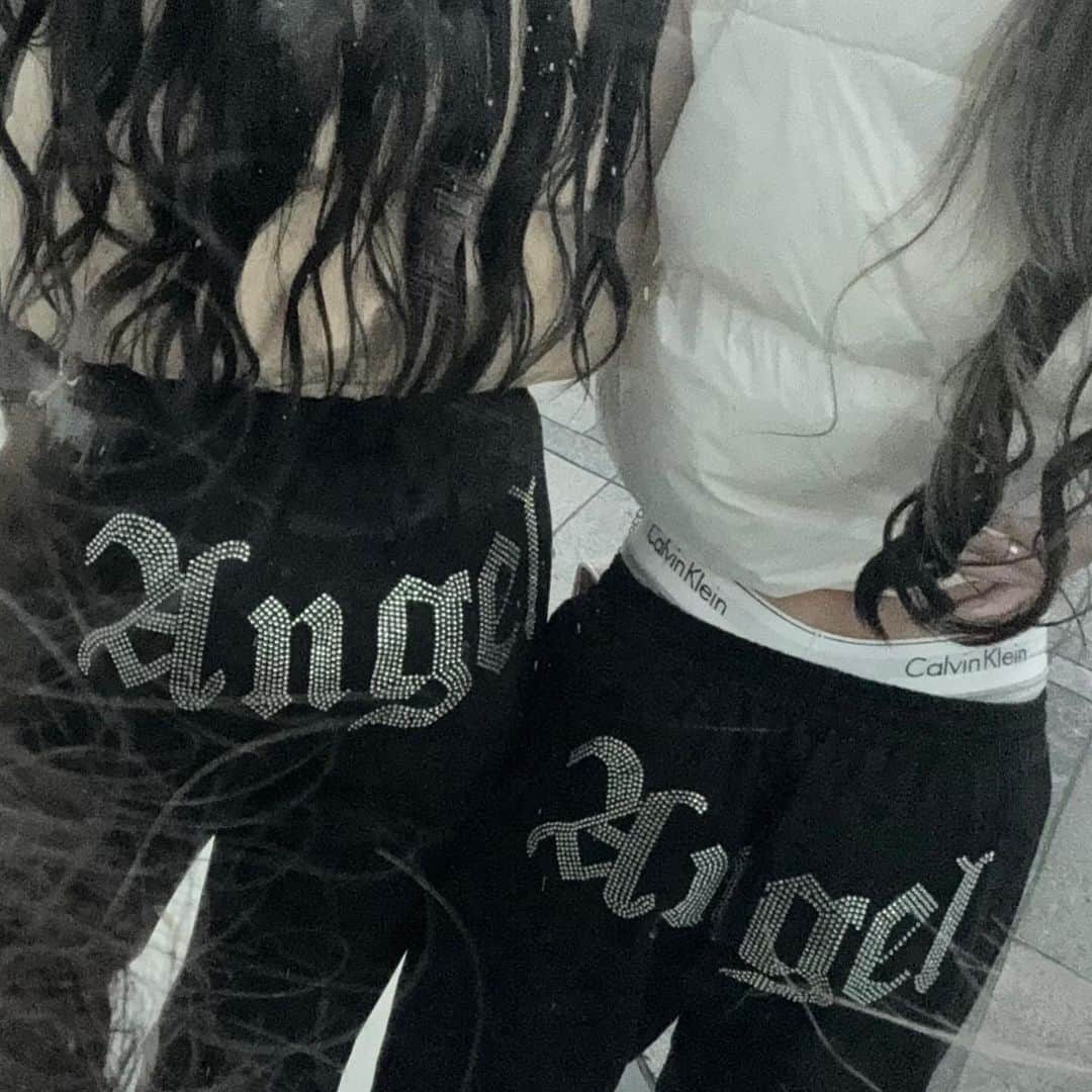ここねのインスタグラム：「ふたりのなにがすごいかって なにひとつ合わせてないのにいつも同じ服を買ってるところです 似てる服ありすぎていつでも双子コーデできる👯‍♀️💕わら」