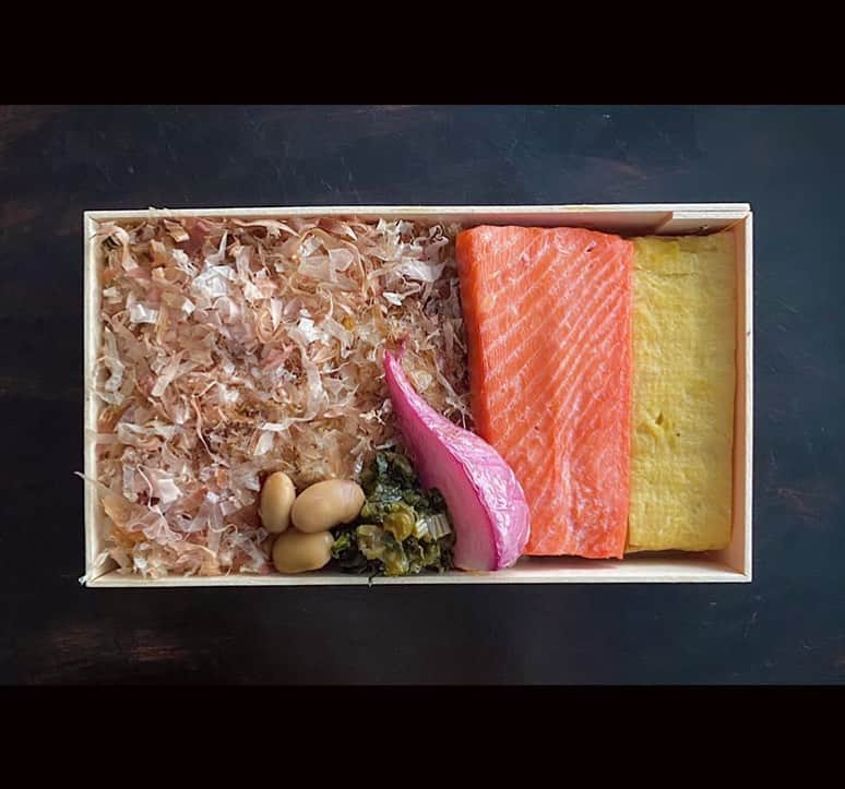 後藤しおりのインスタグラム：「今日は全ての出荷分、ぼだっこ海苔弁当。副菜は納品先別で2種類、常連様の現場へ。午後もお仕事頑張れますように。」