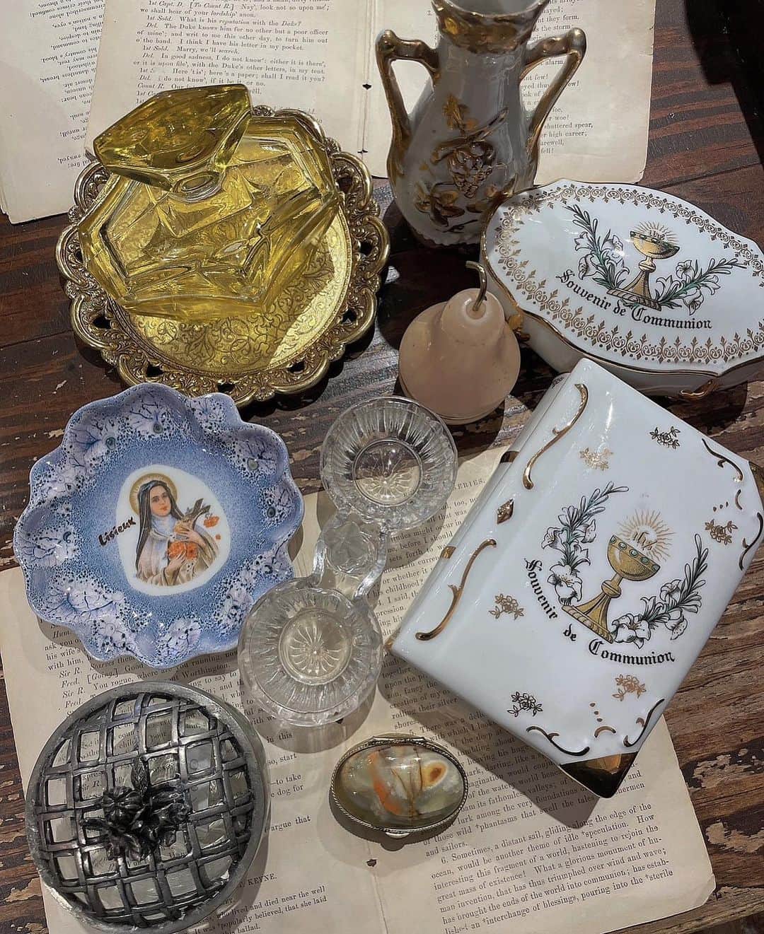 Amijed Officialのインスタグラム：「Laforet XMAS🪽  ラフォーレ原宿店にて1点もののインテリア雑貨 入荷しております。 全てfrom フランス🇫🇷 アクセサリー入れやミラーなど⚜️ XMASギフトにも  @amijed_laforeth  ラフォーレ原宿2F open 11:00-20:00」