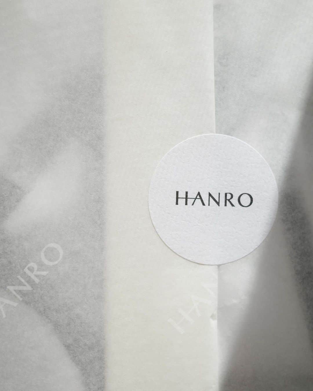 佐藤優里亜さんのインスタグラム写真 - (佐藤優里亜Instagram)「HANRO × NOZOMI YUASA @hanro.official  @joetonozomi   HANROのインナーウェアを初めて買ったとき、またひとつ大人へなった気がした。 見えない部分にも、自分に優しく心地の良いアイテムをセレクトするということが着飾ることがファッションだと思っていた自分を飛び越えた気がしたから。  HANROのインナーは柔らかく滑らかで縫い目が少ないので響きにくい。 冬は特に暖かさを感じながら上に着るニットの滑りをよくしてくれる心地よさ。  そんなHANROが期間限定でPOPUP中！🤍 以前買い物をした時に描いてもらって感激したnozomiさんのポートレートイベント...!! 東京は終わってしまったのだけど大阪では23日にあります🫶🏻🫧  真っ直ぐ見つめられて(!ドキドキ)でも手は踊っているように描いてもらった日、描く姿が素敵で私も描いてみたい！とそのまま水彩画を買いに行きました😂(もちろん描けない)  このスペシャルなタイミングに是非！🤍  松屋 銀座店6階（POPUP期間：11月15日（水）～11月30日（木）） 阪急うめだ本店3階（POPUP期間：11月15日（水）～12月5（火）） ・11月23日（木・祝）　イラストレーター湯浅望さんによる1日限りのポートレートイベント（HANRO商品を税込33,000円以上ご購入のお客様に先着にて） ・11月25日（土）　前田紀至子さん @ki45m による1日店長＆スタイリング提案 ・ご来店で湯浅さんイラストのステッカーをプレゼント ・HANRO商品のご購入でランジェリーウォッシュをプレゼント ・HANRO商品を税込22,000円以上ご購入のお客様先着30名様にHANROノベルティプレゼント ・ギフトラッピングサービスも実施  #PR #HANRO @hanro.official @wacoal_imports」11月20日 14時32分 - yuriang_