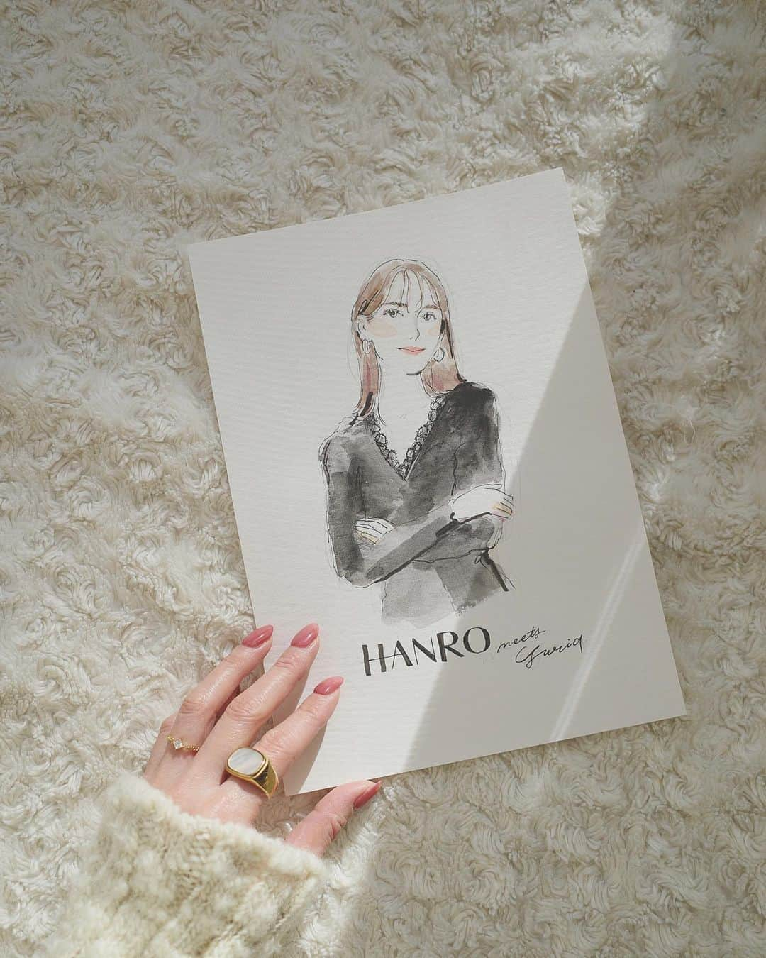 佐藤優里亜さんのインスタグラム写真 - (佐藤優里亜Instagram)「HANRO × NOZOMI YUASA @hanro.official  @joetonozomi   HANROのインナーウェアを初めて買ったとき、またひとつ大人へなった気がした。 見えない部分にも、自分に優しく心地の良いアイテムをセレクトするということが着飾ることがファッションだと思っていた自分を飛び越えた気がしたから。  HANROのインナーは柔らかく滑らかで縫い目が少ないので響きにくい。 冬は特に暖かさを感じながら上に着るニットの滑りをよくしてくれる心地よさ。  そんなHANROが期間限定でPOPUP中！🤍 以前買い物をした時に描いてもらって感激したnozomiさんのポートレートイベント...!! 東京は終わってしまったのだけど大阪では23日にあります🫶🏻🫧  真っ直ぐ見つめられて(!ドキドキ)でも手は踊っているように描いてもらった日、描く姿が素敵で私も描いてみたい！とそのまま水彩画を買いに行きました😂(もちろん描けない)  このスペシャルなタイミングに是非！🤍  松屋 銀座店6階（POPUP期間：11月15日（水）～11月30日（木）） 阪急うめだ本店3階（POPUP期間：11月15日（水）～12月5（火）） ・11月23日（木・祝）　イラストレーター湯浅望さんによる1日限りのポートレートイベント（HANRO商品を税込33,000円以上ご購入のお客様に先着にて） ・11月25日（土）　前田紀至子さん @ki45m による1日店長＆スタイリング提案 ・ご来店で湯浅さんイラストのステッカーをプレゼント ・HANRO商品のご購入でランジェリーウォッシュをプレゼント ・HANRO商品を税込22,000円以上ご購入のお客様先着30名様にHANROノベルティプレゼント ・ギフトラッピングサービスも実施  #PR #HANRO @hanro.official @wacoal_imports」11月20日 14時32分 - yuriang_