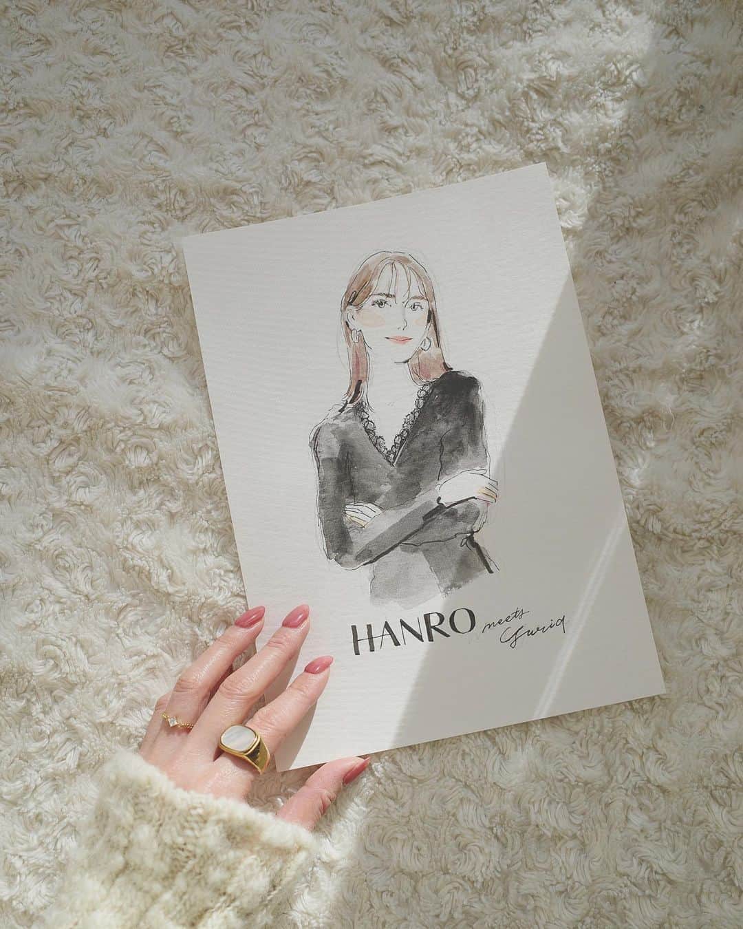 佐藤優里亜のインスタグラム：「HANRO × NOZOMI YUASA @hanro.official  @joetonozomi   HANROのインナーウェアを初めて買ったとき、またひとつ大人へなった気がした。 見えない部分にも、自分に優しく心地の良いアイテムをセレクトするということが着飾ることがファッションだと思っていた自分を飛び越えた気がしたから。  HANROのインナーは柔らかく滑らかで縫い目が少ないので響きにくい。 冬は特に暖かさを感じながら上に着るニットの滑りをよくしてくれる心地よさ。  そんなHANROが期間限定でPOPUP中！🤍 以前買い物をした時に描いてもらって感激したnozomiさんのポートレートイベント...!! 東京は終わってしまったのだけど大阪では23日にあります🫶🏻🫧  真っ直ぐ見つめられて(!ドキドキ)でも手は踊っているように描いてもらった日、描く姿が素敵で私も描いてみたい！とそのまま水彩画を買いに行きました😂(もちろん描けない)  このスペシャルなタイミングに是非！🤍  松屋 銀座店6階（POPUP期間：11月15日（水）～11月30日（木）） 阪急うめだ本店3階（POPUP期間：11月15日（水）～12月5（火）） ・11月23日（木・祝）　イラストレーター湯浅望さんによる1日限りのポートレートイベント（HANRO商品を税込33,000円以上ご購入のお客様に先着にて） ・11月25日（土）　前田紀至子さん @ki45m による1日店長＆スタイリング提案 ・ご来店で湯浅さんイラストのステッカーをプレゼント ・HANRO商品のご購入でランジェリーウォッシュをプレゼント ・HANRO商品を税込22,000円以上ご購入のお客様先着30名様にHANROノベルティプレゼント ・ギフトラッピングサービスも実施  #PR #HANRO @hanro.official @wacoal_imports」
