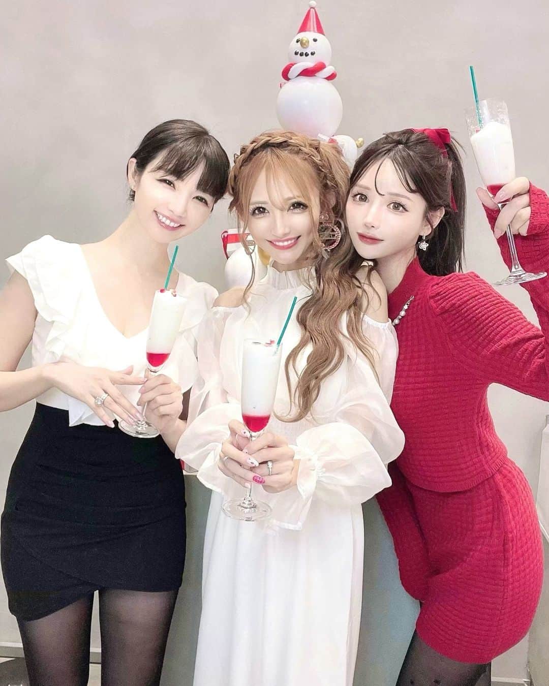 寿リリカのインスタグラム：「♡ ゆうりちゃんとしずかちゃんとXmasパーティーいってきたよん😍😍😍💖💖💖 ♡ 真っ白なお肌で冬の妖精みたいに美しいふたり🧚‍♀️🧚‍♀️💕💕 だいすきっ🩷🩷🩷🩷🩷 ♡ Radyちゃんのワンピ着たよん💖」