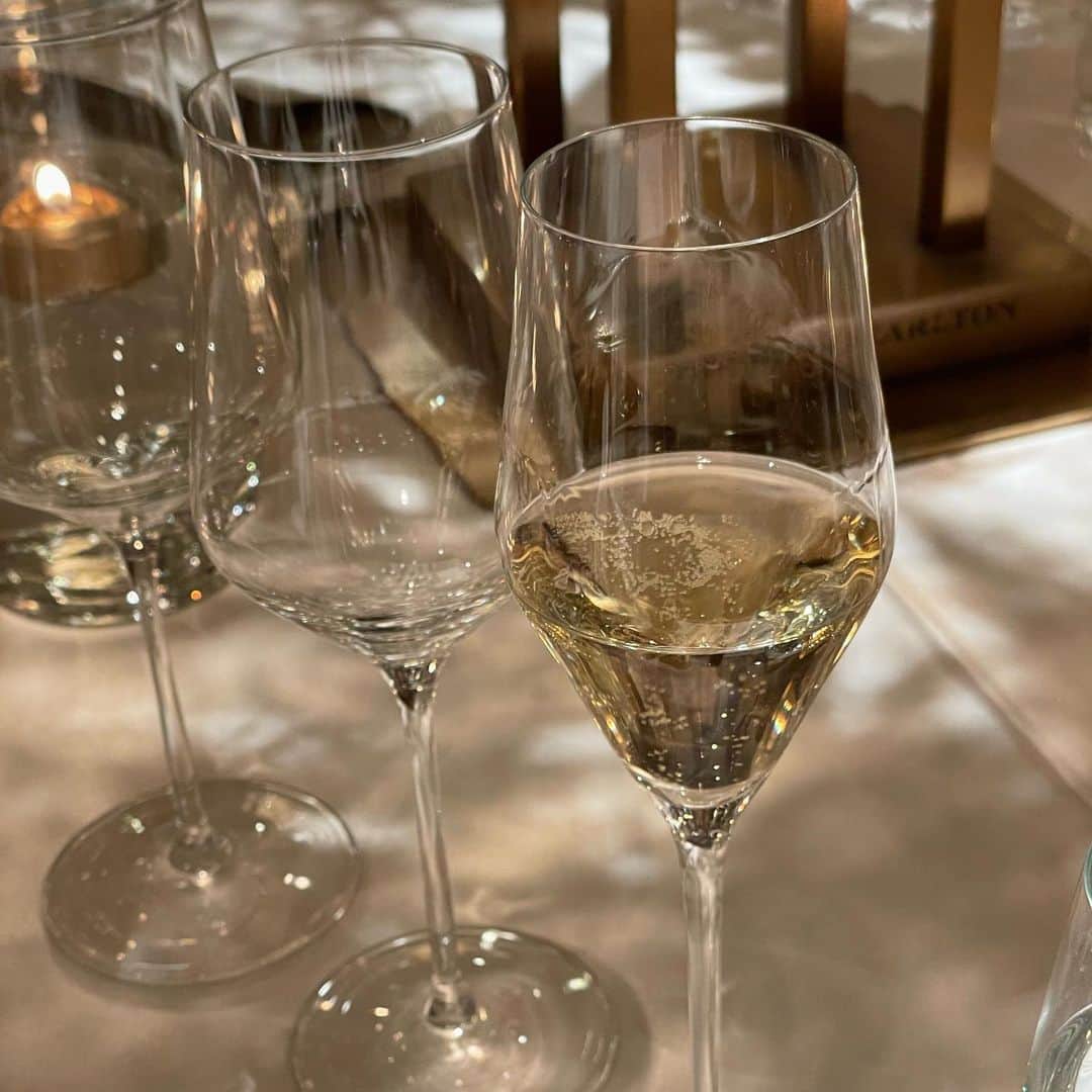 カナカ・ステラのインスタグラム：「champagne is good for your pours」