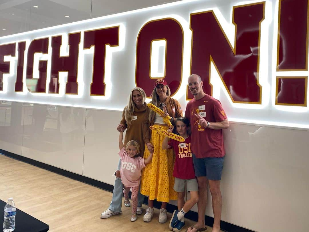 エイプリル・ロスのインスタグラム：「Got to celebrate the 20 year 🤯 anniversary of our undefeated 2003 back to back National Championship season at the game today 🎉 I will take any excuse to get together and reminisce about my time at USC with this amazing group of girls but this was a good one 🏆🙌🏼 Thank you @uscwomensvolley for hosting us 🥰  Also got to show my niece and nephew their future stomping grounds 😉 and nab some goodies from the bookstore ❤️💛」