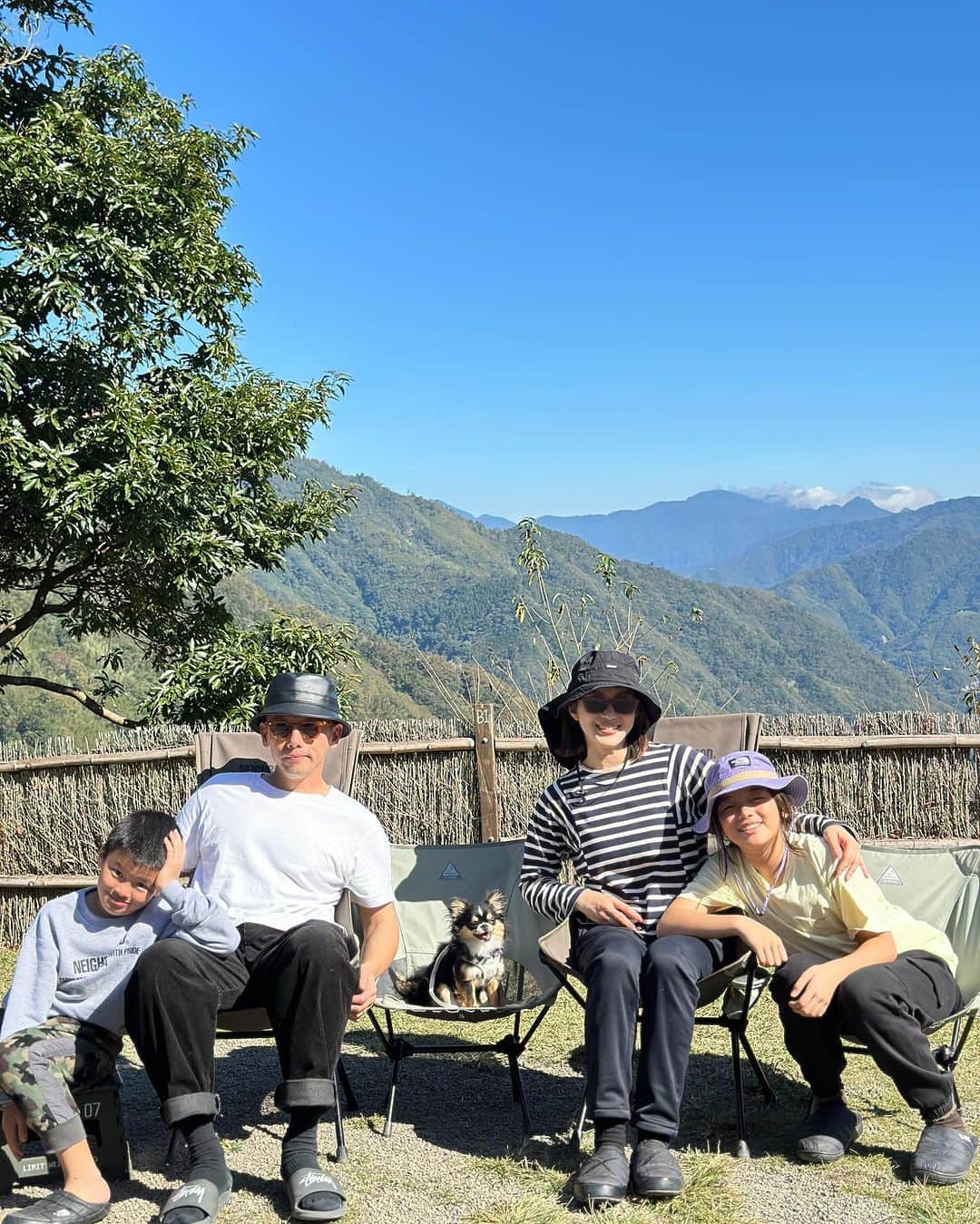 Grace葛瑞瑞のインスタグラム：「這半年臭咪的離開、爸爸也開始恢復疫情前忙碌飛來飛去的生活， 中間取消、讓出營位好多次。 而我也因「離別」停擺了許多讓自己心動的事， 生活中有許多細節我提不起勁去完整它～ 直到最近那出軌的心境才漸漸的回到正常軌道上。 許久沒露營的我們🏕️ 來到第54露， 也是Tibi的首露， 第一回就剛好遇上5度～ 希望Tibi下次還會想跟我們一起露營🤣 別被低溫嚇壞了。」