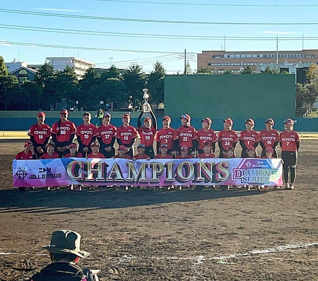 柴田幸子さんのインスタグラム写真 - (柴田幸子Instagram)「🎤🥎💎✨  ダイヤモンドシリーズ💎ファイナル🥎  優勝はJDLになってからは初！ （JSLからは5年ぶり11回目の） トヨタ❤️でした🏆👏🏻✨  4連覇中のビックカメラ🧡の牙城を崩したトヨタは 昨季はセミファイナルで敗れ その悔しさが優勝にまで押し上げたと  同じように今回敗れたビックカメラも こういう敗戦の悔しさは 今後の成長のためには必要だとも語ってらして  早くも来年が楽しみになりました！😌  ロス五輪競技に再選されたことについても 質問がおよび  後藤希友選手らが堂々と 五輪出場を目指す宣言をしたのも 頼もしかったのだけど  今年4月 511日ぶりに復活した上野投手が その時の話をしてらして  久しぶりにマウンドに上がった時の 大声援が本当に響いたし  一生忘れない瞬間だった  と、、、  昨季のこのファイナル後の会見の場で （シーズン一度も投げられなかったことを受けて） 長い沈黙のあと絞り出すように  一球でも投げたかった  と話したときのことを鮮明に覚えていたから  私まで聴いていてジーンとしてしまいました🥹  ロス五輪に関しては 目指してません！！！ てハッキリおっしゃってましまけど。笑  後半の後藤投手❤️と上野投手🧡の投げ合いも とーっても見応えありました！  今週の放送でお届けできればと思います📻♡  #アナウンサー #フリーアナウンサー #radio #ラジオ #取材 #ダイヤモンドシリーズ」11月20日 14時37分 - shibata_sachiko