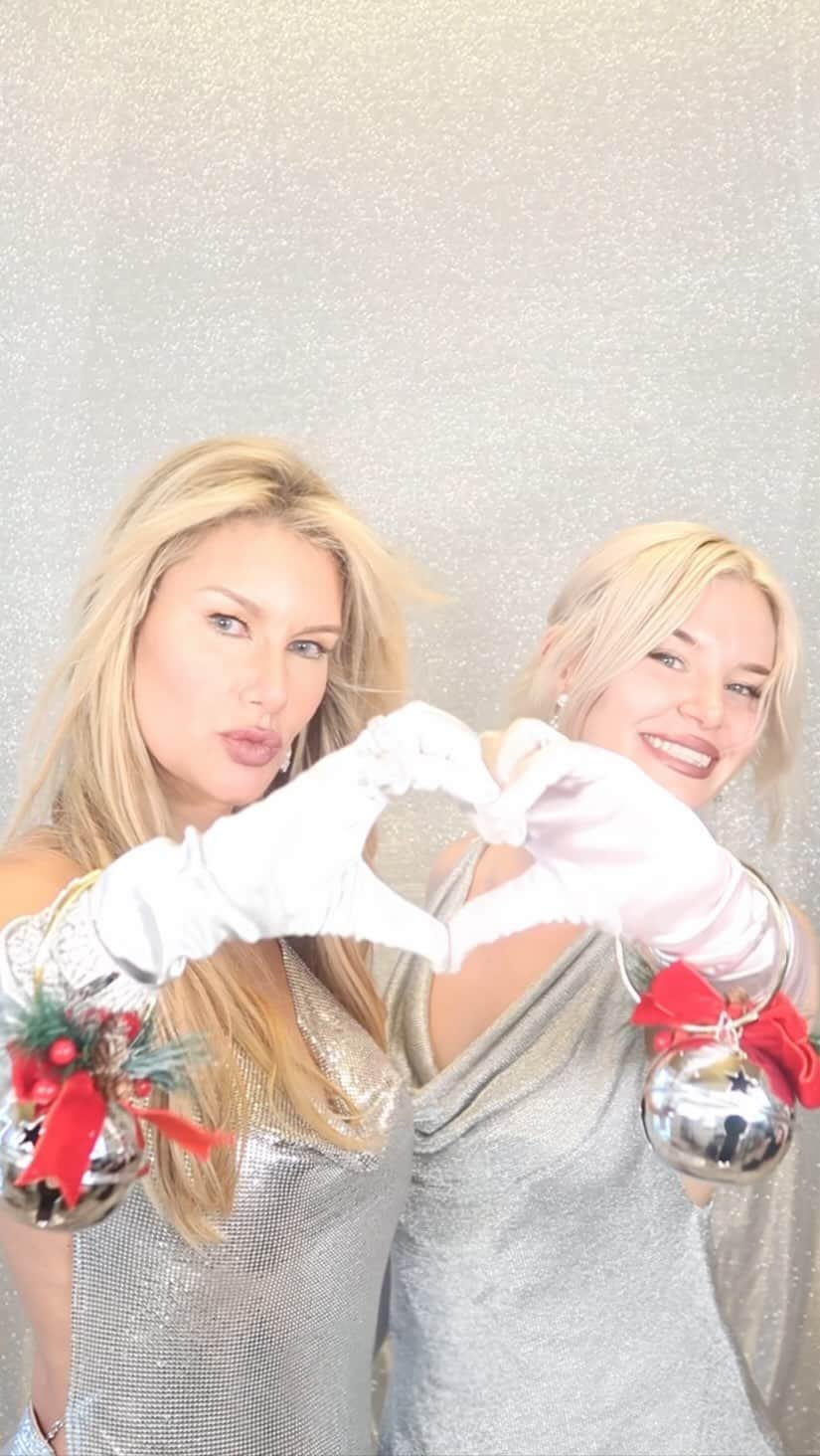 Stila Cosmeticsのインスタグラム：「Gear up for the holidays with our favorite Mother/Daughter duo @SusanHolmesMckagan & @gracemckagan ✨💄   ❄️ Cool & Collected Stay All Day® Liquid Lipstick Set   ❄️Dark & Stormy Stay All Day® Stick Eye Liner Set   ❄️ Dare to Be Huge Huge™ Extreme Lash Mascara Duo   Shop all-holiday sets @ StilaCosmetics.com 🛒   #Stila #StilaCosmetics #Holidayset #Makeup #LiquidLipstick」