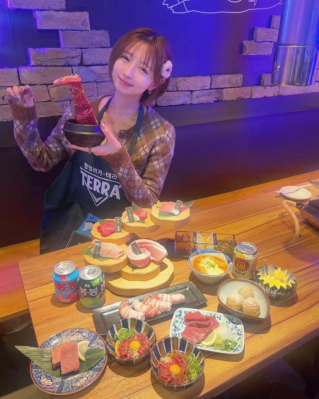 駒井まちさんのインスタグラム写真 - (駒井まちInstagram)「今回もまいちゃんと美味しいご飯を求めて 東梅田駅から徒歩3分の食べ放題焼肉【 ヤキニクギャング 】( @yakiniku.gang.umeda)へ🥩🥢  今風のネオンな店内の入り口にはお肉が入ったショーケースが！ ここからお肉を選べる食べ放題システム🕰️´-  階段盛りのビジュアルにテンションが上がるし お肉の質が食べ放題と思えない🥹🥹 厚切りのタンも絶品⭐️  お肉で巻いたエビをチーズで食べたり チュモッパやチーズボールにトッポギ、 ドリンクなど韓国系のメニューも豊富でした🤓🇰🇷  これからの季節は忘年会など大人数での 集まりにもおすすめです💫 DMでの予約特典としてお肉のジュラミンケースを プレゼントしてるそうなので是非チェックしてみてください😌  〰︎〰︎〰︎〰︎〰︎〰︎〰︎〰︎〰︎  #ヤキニクギャング梅田店 #ヤキニクギャング #梅田焼肉 #梅田グルメ #大阪グルメ #梅田焼肉食べ放題 #梅田韓国料理 #梅田ディナー #梅田女子会 #大阪焼肉 #大阪食べ放題 #食べ放題  #梅田食べ放題」11月21日 1時26分 - _komaimachi_