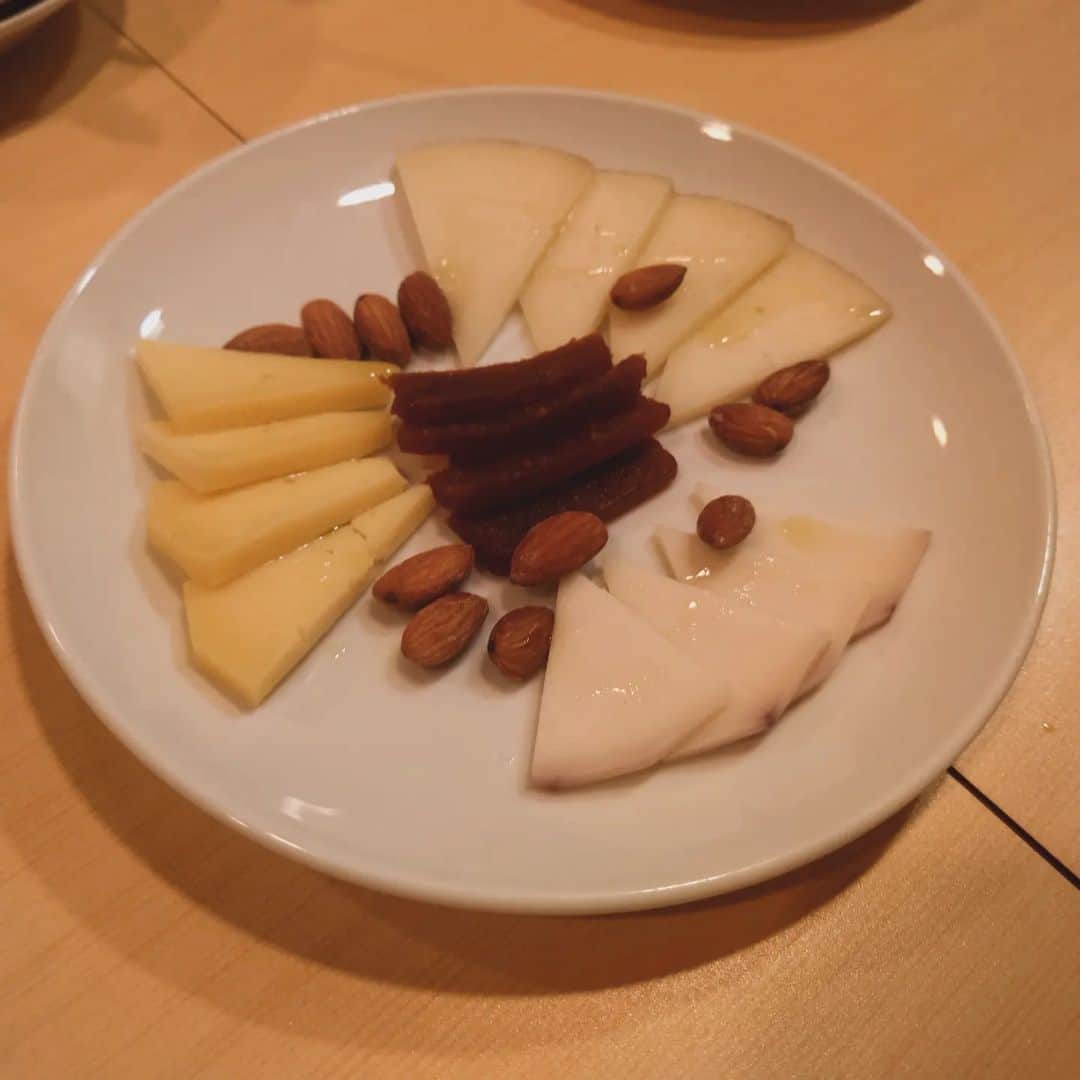 郷司利也子さんのインスタグラム写真 - (郷司利也子Instagram)「2ヶ月以上前のグルメです…  アップするの忘れてた💦  下丸子駅　バル369  三陸　岩手の食材を使ったスペイン料理のお店のです。  美味しかった。  下丸子駅は初めておりました。  初めて行く場所は楽しいですね。  帰りは夜だったのですが、煌々と灯がついてる武蔵新田神社に寄りました。  私達以外にも人が。  あとで知りましたが、男性のアイドルの方の聖地なんですね。  東急多摩川線自体も乗ることが少ないので、今度散策してみようと思います。  #プロボクサー #東急多摩川線#三陸グルメ #ボクシング#女子格闘家#女子プロボクサー#アラフォーアスリート#女子アスリート#スペイン料理#武蔵新田#下丸子」11月21日 1時33分 - goshiriyako