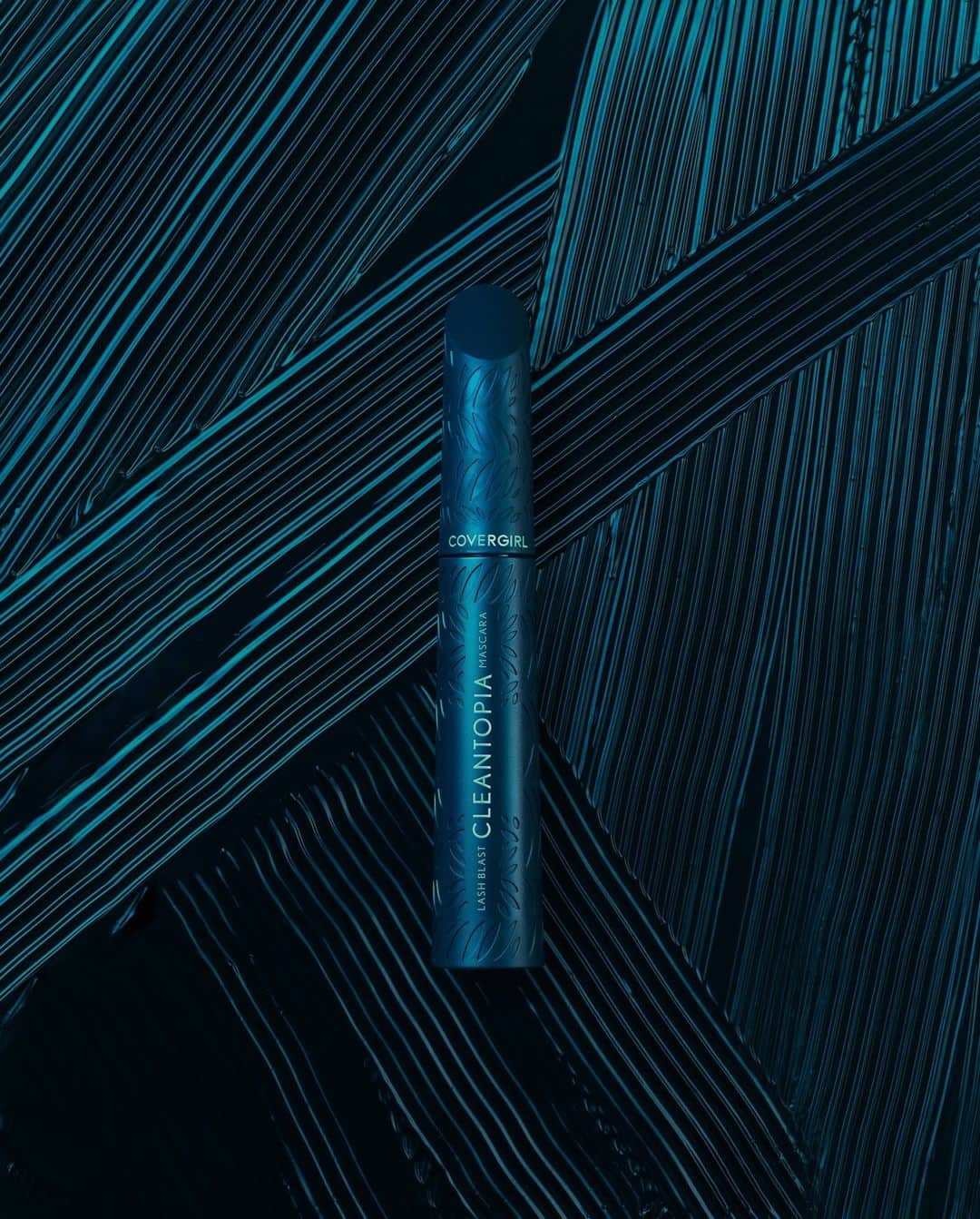 のインスタグラム：「Brighter, wide-awake eyes meets plant-powered, extreme lush volume.   🌿Intense black with a hint of blue  🌿Up to 302% more volume 🌿Hourglass lush brush 🌿Smudge-proof, flake-proof, clump free  Double tap to show some love for NEW Cleantopia Ultramarine Black!   *vs. Bare lashes  #EasyBreezyBeautiful #Covergirl」