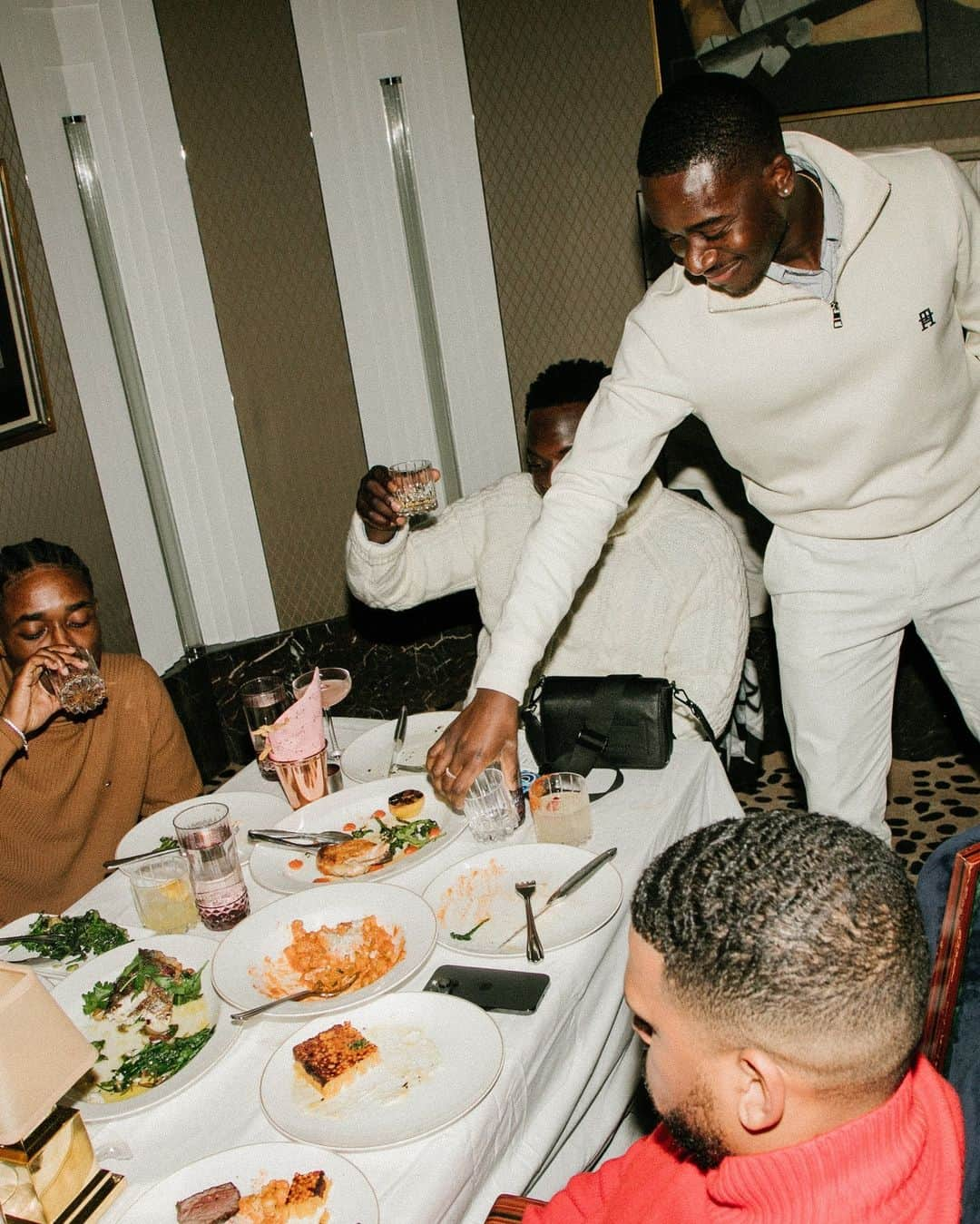 Tommy Hilfigerさんのインスタグラム写真 - (Tommy HilfigerInstagram)「The boys take Vegas. #DamsonIdris #TommyHilfiger  📸 @jockograves」11月21日 0時00分 - tommyhilfiger