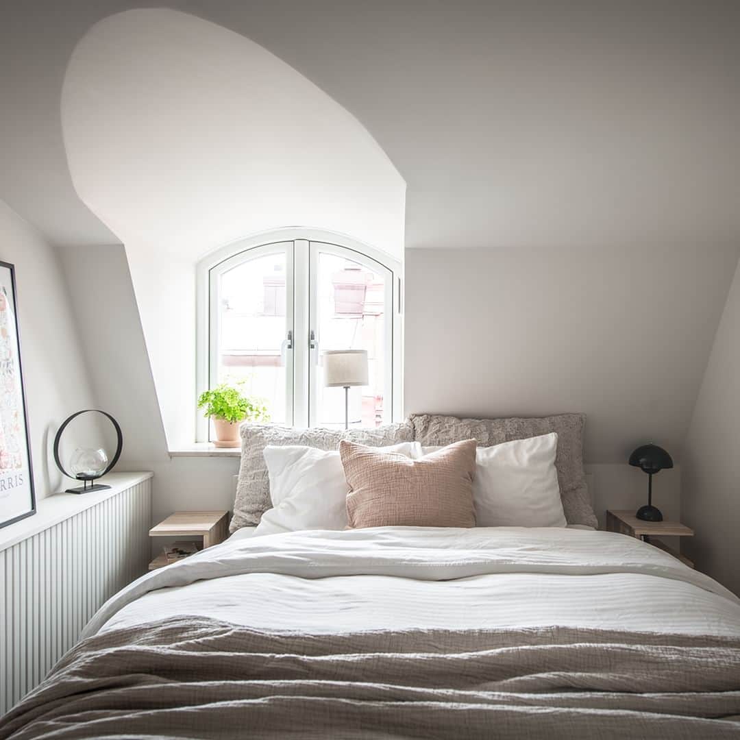 Bjurforsのインスタグラム：「Nu kan drömmen om att bo uppe bland takåsarna i ett hus anno 1903 gå i uppfyllelse 💭 Bjurfors Century presenterar en smakfullt renoverad vindslägenhet från 2022 där varje kvadratmeter nyttjas till fullo med smarta lösningar.  Nordhemsgatan 41A | 2 ROK. Foto: @mariasahlander   #bjurforscentury #mäklareamandaöst #vindsvåning #vindslägenhet #atticapartment #smallapartment #apartmenttherapy #snedtak」