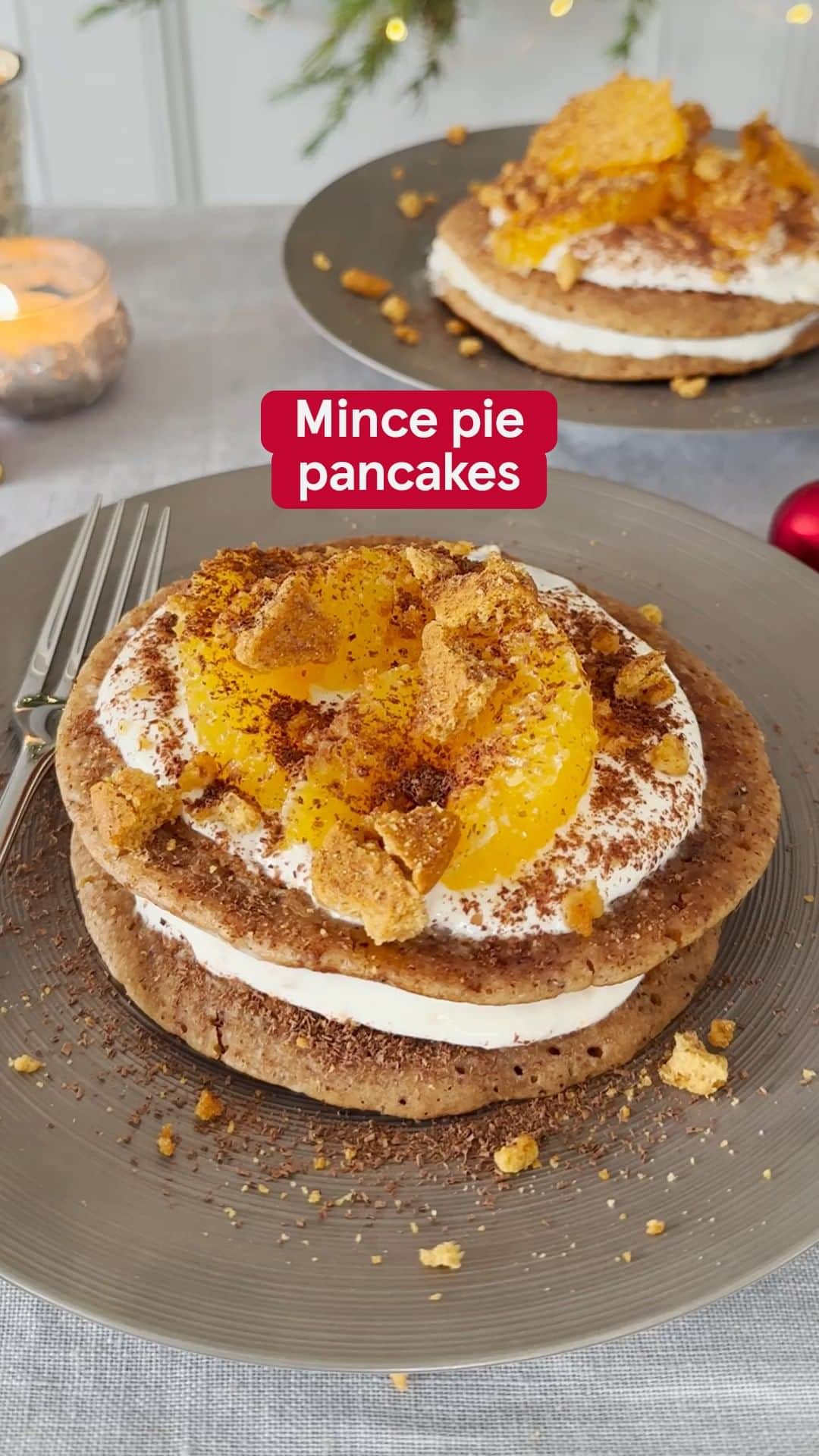 Tesco Food Officialのインスタグラム：「Pancakes, but make them Christmassy 🎅 It’s never too early to satisfy your Christmas cravings and these chocolate orange mince pie pancakes do just the trick. Get the sweet, zesty recipe below.   Chocolate Orange Mince Pie Pancakes  Serves 2 Takes 10 mins V 1 x 4-pack mince pie pancakes 1 large orange, zested and segmented 6 tbsp Greek-style yogurt  2 gingernut biscuits, roughly crumbled 10g dark chocolate, finely grated   1. In a dry frying pan, warm the pancakes for a few minutes each side.  2. In a bowl, mix the orange zest with the yogurt. 3. Place one pancake on each plate and top with a dollop of yogurt. Place the other pancake on top and dollop over the remaining yogurt. 4. Scatter the orange segments and crumbled gingernuts over the top, then sprinkle with the dark chocolate to serve.」