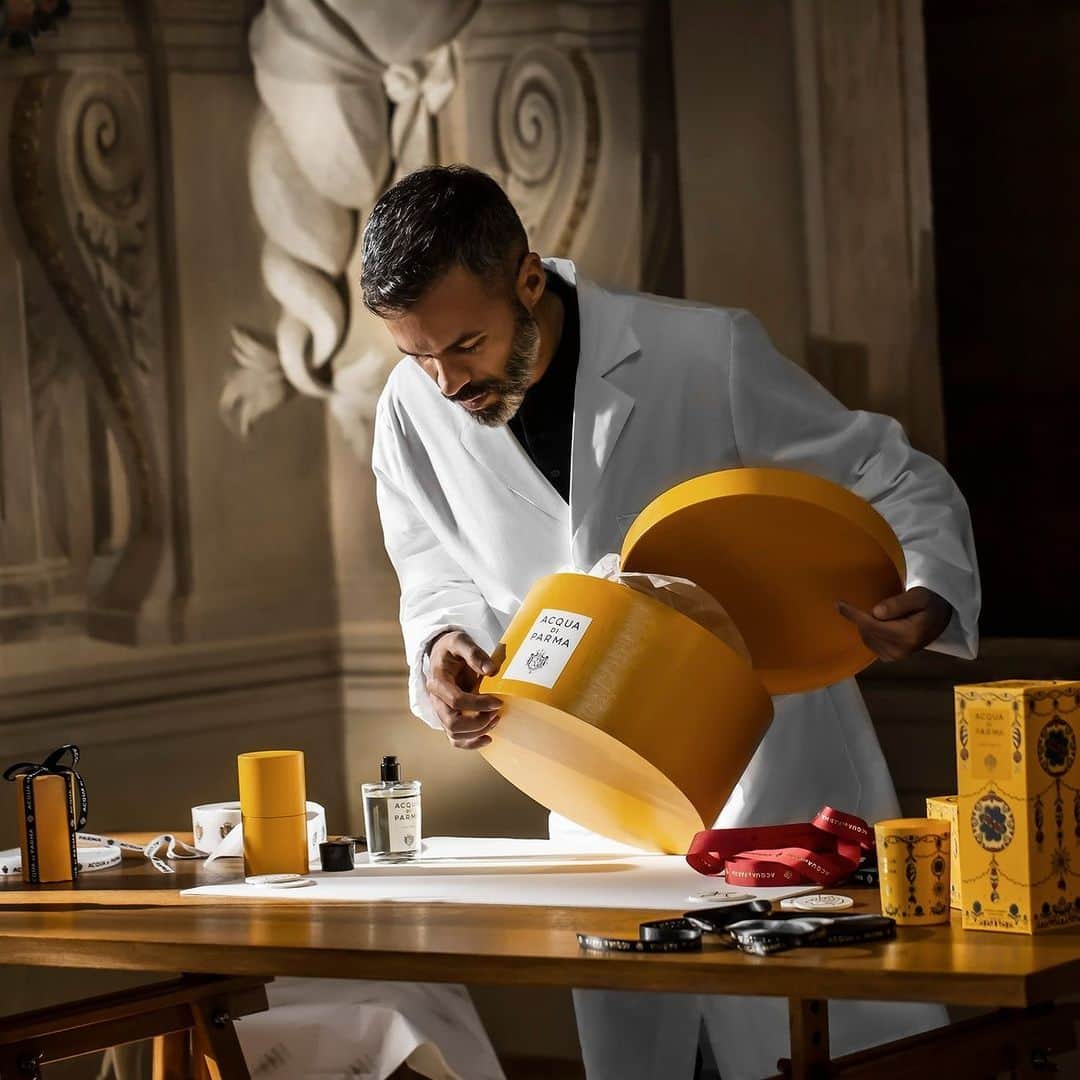 アクアディパルマのインスタグラム：「Infused with soul and narrative, the yellow box brings your tales of joy and celebration, presenting artful masterpieces to those you cherish.  #AcquadiParma​ #artofgifting #craftsmanship #TheEssenceofItalianLife #holiday #ItalianLifestyle」