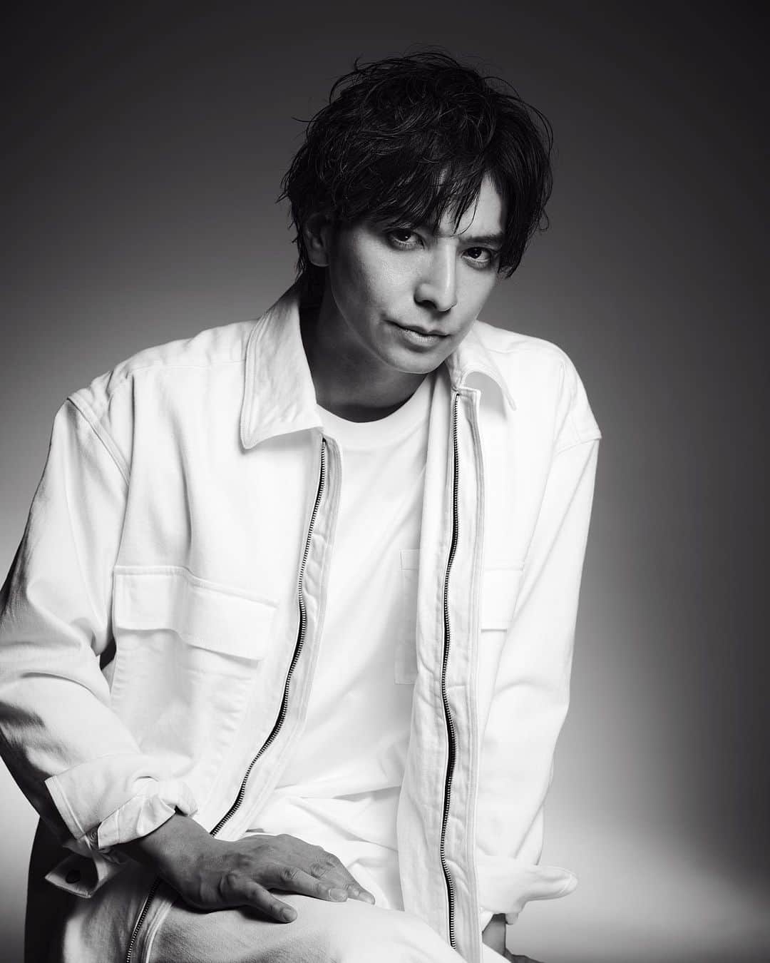 生田斗真さんのインスタグラム写真 - (生田斗真Instagram)「夜分におばんです。 フリーの俳優になりました。 ホームページ作りました。 Xはじめました。 頑張ります！」11月21日 0時01分 - toma.ikuta_official