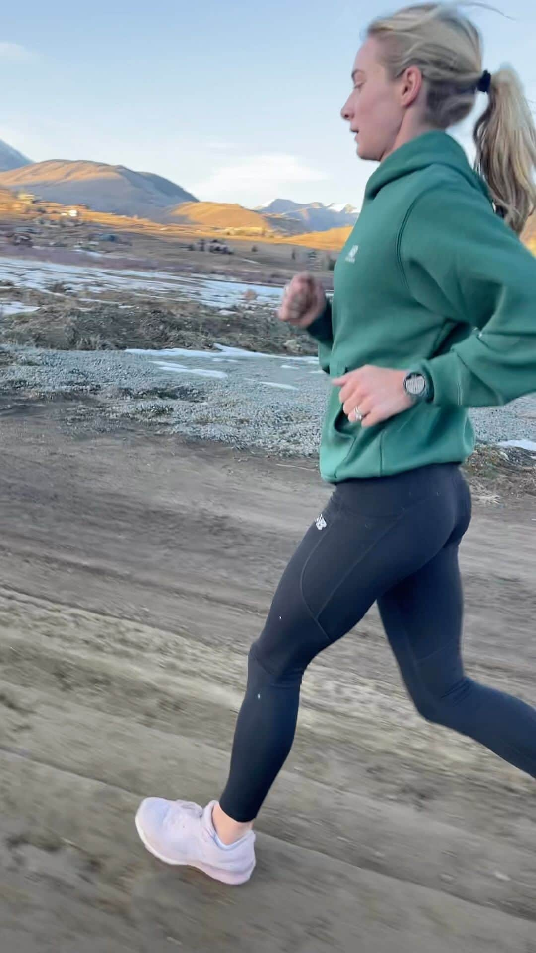 エマ・コバーンのインスタグラム：「Baby I could build a castle, out of all the bricks (life) threw at me this year. But here I am, doing an easy evening run and strides, in my favorite place, feeling healthy and happy. 😊😊」