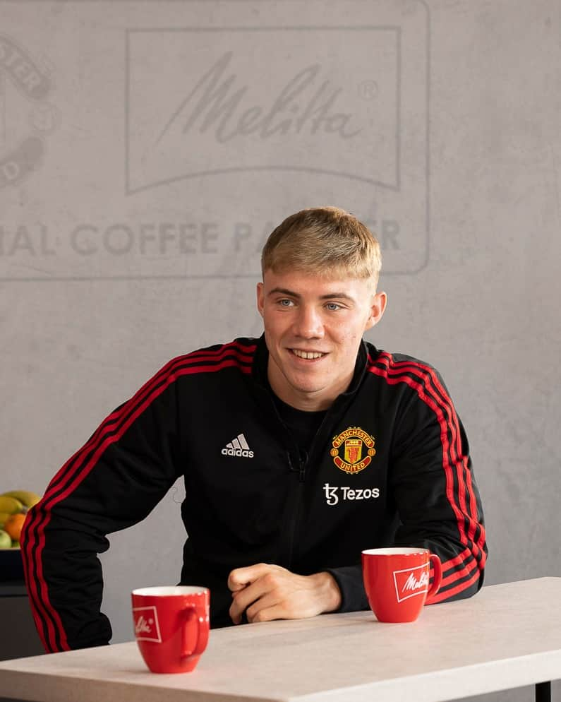 マンチェスター・ユナイテッドのインスタグラム：「That moment when football became more than just a game ❤️  Enjoy the latest Coffee Chat with Rasmus, Christian and Bruno ☕️⚽️  #MUFC #ManUtd #Melitta」