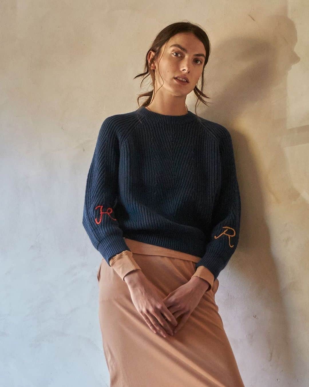 デミリーのインスタグラム：「Our Navy Monogrammed Organic Cotton Chelsea Sweater is back! Personalize a thoughtful + cozy gift—place your order by 12/8 to receive in time for the holidays!」