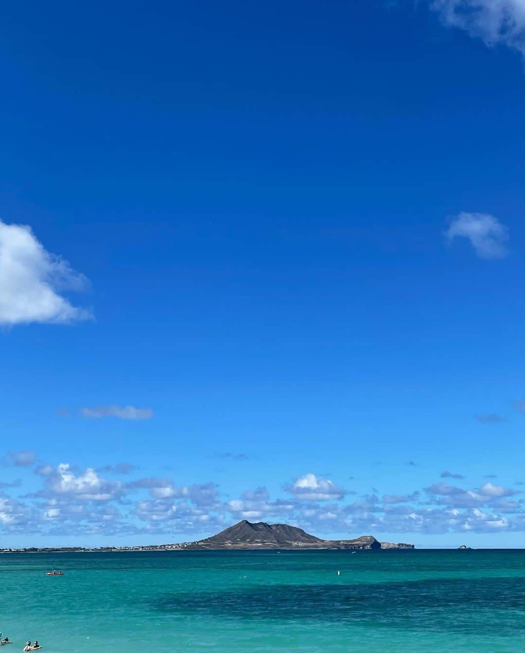 miriishiiのインスタグラム：「🌴 ⁡ 10月のHAWAII旅の様子が @ami_ishii_ のYouTubeにアップされているので 是非チェックしてみてね🎬🔥 ⁡ どこも全力でオススメできるところ &ローカルでディープな場所も多めなので マストチェックです🫶💚 私もこれからマイペースに ハワイのおすすめスポットをポストしていくね〜☺️ ⁡ あげたい写真がありすぎてもはや 何からあげたらいいか、あみ同様に私も 分からなくなったので初回は #photodump で！ ⁡ —— ⁡ ちなみに8枚目は アダムス・ファミリーのTシャツを着ていたら 店内でアダムス・ファミリーのテーマソングが流れてきて ガチ勢みたいになってしまった人、 (実際それくらい好きではある)  10枚目は 飛行機内の乾燥にやられて ホテルに着いて早々鼻血を出してしまった人です🙋‍♂️🙃  ⁡ ⁡ #ミリ旅 #HAWAII」