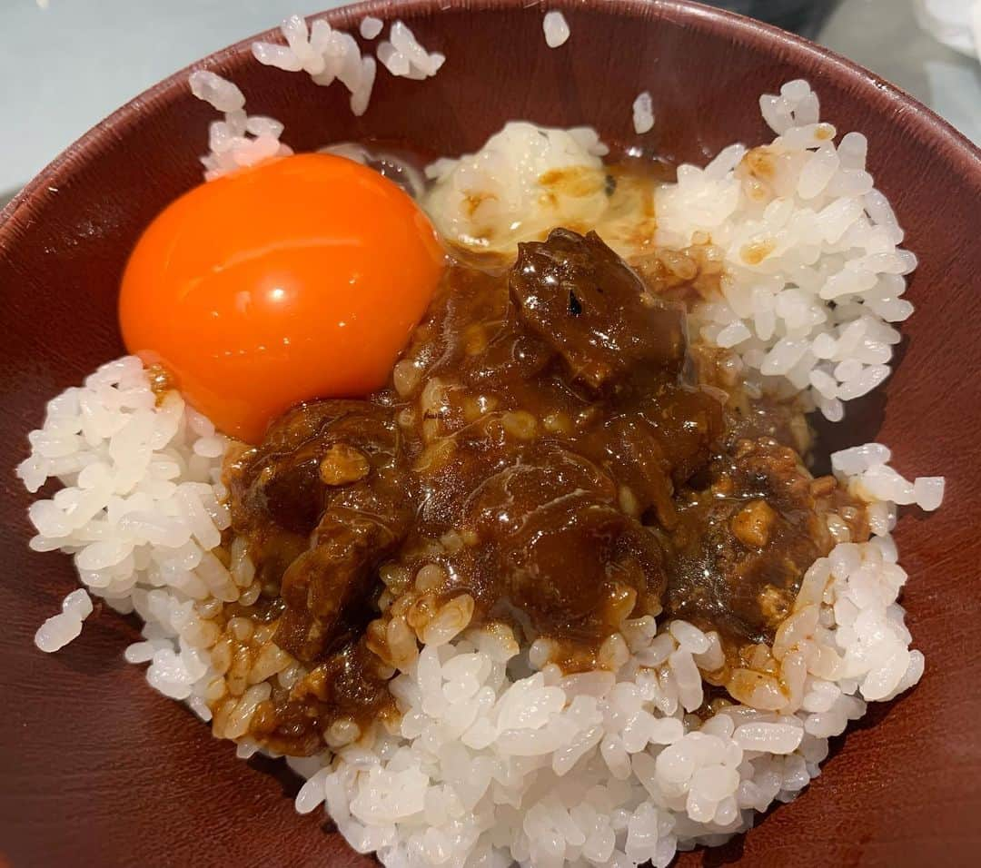 昴生さんのインスタグラム写真 - (昴生Instagram)「昼飯！！ #今日は #NGK出番！ #合間に #よしお師匠とランチ！ #米とデミグラス さん！ #よしお師匠が好きなハンバーグ！ #新しい牛タン煮込み！ #うまいー！ #タンほろほろ！ #ハンバーグやらかいー！ #ご飯サラダ味噌汁おかわり自由！ #師匠に生卵付けって言っていただいて #ご飯の上に生卵とデミ！ #師匠！ #ありがとうございます！ #生卵付けと言っていただいた意味わかりました！ #流石でございます！ #そして師匠とお茶して #楽屋帰ると #亜生とのりお師匠が密談！ #そういうバランスです！」11月21日 0時05分 - mikikousei