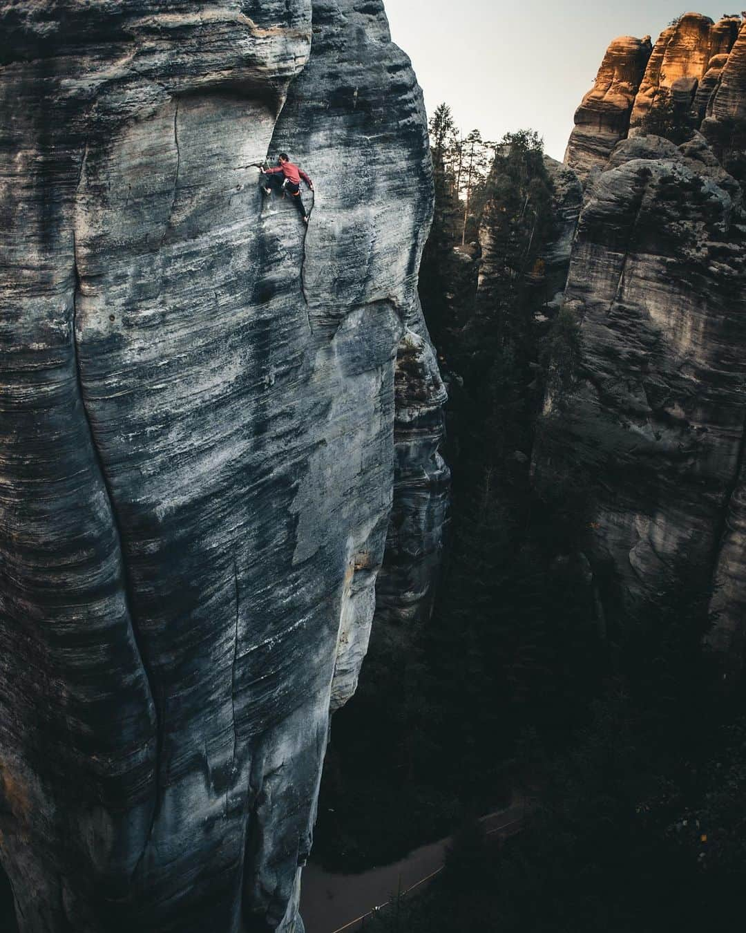 アダム・オンドラさんのインスタグラム写真 - (アダム・オンドラInstagram)「I feel very lucky to live in a country with a sandstone climbing tradition 👌 Not that I spent there that much time in my life 😏 Climbing on these towers with big runouts in between protection made me experience climbing in different ways, appreciate the more adventurous part of climbing, and trust myself more on bigger walls in the Alps or Yosemite 🇺🇸. I am pretty sure if it wasn’t for the days that I spent on the Czech sandstone, I would have had way more trouble in Yosemite 🤜🤛  What does it look like if you invite the world’s climbing stars @petewhittaker01 from @wide_boyz and @will_bosi for a 2-day trip to climb some of the most crack classics in this terrifying crag called Adršpach from the ‘60s and ‘70s? 😎 Read the new article on my website 👉 the link is in BIO 💪  Get psyched by the new commented climb of the iconic sandstone tower (tandem onsighted together with Pete) in the new membership sections on my YouTube channel 🙏  CZ:  Mám velké štěstí, že žiju v zemi s tradicí lezení na pískovcových skalách 👌, i když na pískovci jsem nestrávil zrovna moc času v životě 😏 Lezení na těchto věžích s dlouhými odlezy mezi jištěními mě vedlo k tomu, že jsem si lezení vyzkoušel jinak, ocenil dobrodružnější část lezení a víc jsem si pak věřil na větších stěnách v Alpách nebo Yosemitech 🇺🇸. Jsem si dost jistý, že kdybych nestrávil na českém pískovci aspoň těch pár dnů, měl bych v Yosemitech mnohem větší problémy 🤜🤛  Jak to vypadá, pokud pozvete lezecké hvězdy světového formátu @petewhittaker01 z @wide_boyz a @will_bosi na dvoudenní trip, abyste společně v hrůzu nahánějícím Adršpachu vylezli pár místních legendárních klasik ze 60. a 70. let? 😎 Přečtěte si nový článek na mém webu 👉 link je v BIO profilu.   Nalaďte se novým videem z přelezu legendární cesty Hubařská IXa (6c+), který jsme zvládli v tandemovém onsightu s Petem, v nových členských sekcích na mém YouTube kanálu 🙏  Photos by @pet.phot , both films by @jan.simanek 👊  #adamondra #AO #rockclimbing #tradclimbing #crackclimbing #climbing #lezeni #HUDY #hudysport #TipsandTricks #outdoor #adrspach   @hudysport @mammut_swiss1862」11月21日 0時15分 - adam.ondra