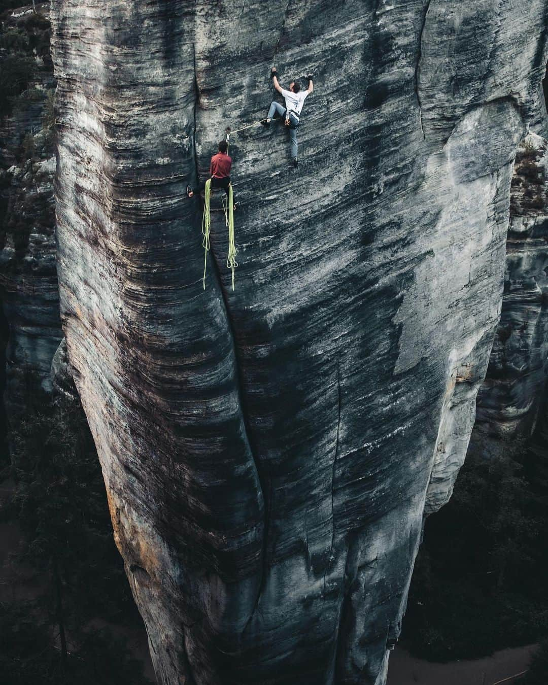 アダム・オンドラさんのインスタグラム写真 - (アダム・オンドラInstagram)「I feel very lucky to live in a country with a sandstone climbing tradition 👌 Not that I spent there that much time in my life 😏 Climbing on these towers with big runouts in between protection made me experience climbing in different ways, appreciate the more adventurous part of climbing, and trust myself more on bigger walls in the Alps or Yosemite 🇺🇸. I am pretty sure if it wasn’t for the days that I spent on the Czech sandstone, I would have had way more trouble in Yosemite 🤜🤛  What does it look like if you invite the world’s climbing stars @petewhittaker01 from @wide_boyz and @will_bosi for a 2-day trip to climb some of the most crack classics in this terrifying crag called Adršpach from the ‘60s and ‘70s? 😎 Read the new article on my website 👉 the link is in BIO 💪  Get psyched by the new commented climb of the iconic sandstone tower (tandem onsighted together with Pete) in the new membership sections on my YouTube channel 🙏  CZ:  Mám velké štěstí, že žiju v zemi s tradicí lezení na pískovcových skalách 👌, i když na pískovci jsem nestrávil zrovna moc času v životě 😏 Lezení na těchto věžích s dlouhými odlezy mezi jištěními mě vedlo k tomu, že jsem si lezení vyzkoušel jinak, ocenil dobrodružnější část lezení a víc jsem si pak věřil na větších stěnách v Alpách nebo Yosemitech 🇺🇸. Jsem si dost jistý, že kdybych nestrávil na českém pískovci aspoň těch pár dnů, měl bych v Yosemitech mnohem větší problémy 🤜🤛  Jak to vypadá, pokud pozvete lezecké hvězdy světového formátu @petewhittaker01 z @wide_boyz a @will_bosi na dvoudenní trip, abyste společně v hrůzu nahánějícím Adršpachu vylezli pár místních legendárních klasik ze 60. a 70. let? 😎 Přečtěte si nový článek na mém webu 👉 link je v BIO profilu.   Nalaďte se novým videem z přelezu legendární cesty Hubařská IXa (6c+), který jsme zvládli v tandemovém onsightu s Petem, v nových členských sekcích na mém YouTube kanálu 🙏  Photos by @pet.phot , both films by @jan.simanek 👊  #adamondra #AO #rockclimbing #tradclimbing #crackclimbing #climbing #lezeni #HUDY #hudysport #TipsandTricks #outdoor #adrspach   @hudysport @mammut_swiss1862」11月21日 0時15分 - adam.ondra