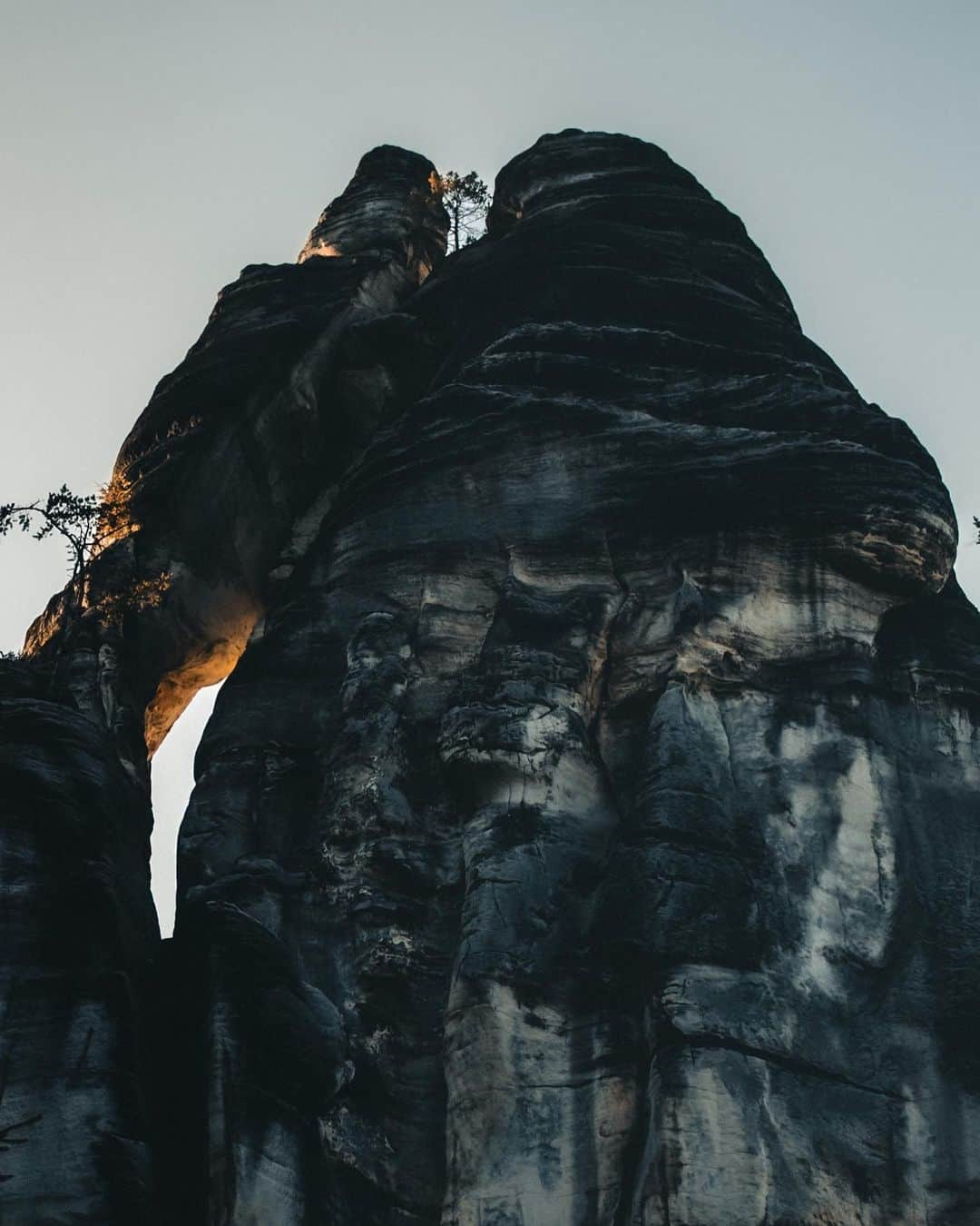 アダム・オンドラさんのインスタグラム写真 - (アダム・オンドラInstagram)「I feel very lucky to live in a country with a sandstone climbing tradition 👌 Not that I spent there that much time in my life 😏 Climbing on these towers with big runouts in between protection made me experience climbing in different ways, appreciate the more adventurous part of climbing, and trust myself more on bigger walls in the Alps or Yosemite 🇺🇸. I am pretty sure if it wasn’t for the days that I spent on the Czech sandstone, I would have had way more trouble in Yosemite 🤜🤛  What does it look like if you invite the world’s climbing stars @petewhittaker01 from @wide_boyz and @will_bosi for a 2-day trip to climb some of the most crack classics in this terrifying crag called Adršpach from the ‘60s and ‘70s? 😎 Read the new article on my website 👉 the link is in BIO 💪  Get psyched by the new commented climb of the iconic sandstone tower (tandem onsighted together with Pete) in the new membership sections on my YouTube channel 🙏  CZ:  Mám velké štěstí, že žiju v zemi s tradicí lezení na pískovcových skalách 👌, i když na pískovci jsem nestrávil zrovna moc času v životě 😏 Lezení na těchto věžích s dlouhými odlezy mezi jištěními mě vedlo k tomu, že jsem si lezení vyzkoušel jinak, ocenil dobrodružnější část lezení a víc jsem si pak věřil na větších stěnách v Alpách nebo Yosemitech 🇺🇸. Jsem si dost jistý, že kdybych nestrávil na českém pískovci aspoň těch pár dnů, měl bych v Yosemitech mnohem větší problémy 🤜🤛  Jak to vypadá, pokud pozvete lezecké hvězdy světového formátu @petewhittaker01 z @wide_boyz a @will_bosi na dvoudenní trip, abyste společně v hrůzu nahánějícím Adršpachu vylezli pár místních legendárních klasik ze 60. a 70. let? 😎 Přečtěte si nový článek na mém webu 👉 link je v BIO profilu.   Nalaďte se novým videem z přelezu legendární cesty Hubařská IXa (6c+), který jsme zvládli v tandemovém onsightu s Petem, v nových členských sekcích na mém YouTube kanálu 🙏  Photos by @pet.phot , both films by @jan.simanek 👊  #adamondra #AO #rockclimbing #tradclimbing #crackclimbing #climbing #lezeni #HUDY #hudysport #TipsandTricks #outdoor #adrspach   @hudysport @mammut_swiss1862」11月21日 0時15分 - adam.ondra