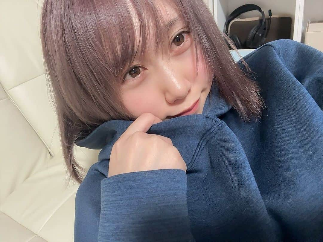 釘町みやびさんのインスタグラム写真 - (釘町みやびInstagram)「🧣  なんかお洋服少ないなあ… あれ、この服もない…なぜ… 服…買わなきゃ…  って思ってたんだけども 今日片付けてたら大量に出てきました😂💗  開かずの棚に全部はいってた〜👏🏻💗💗  このお気に入りパーカーも出てきた！うれちい！  秋冬服いっぱい出てきたので、レパートリー増えるぅ☺️ 余分な出費も抑えれたからお得ちゃんな気分ですね✌🏻✨  明日早いので、いますぐ寝ます🫡✨  あたたかくしてね🫡✨  ． ．  #冬服  #パーカー  #パーカー女子  #パーカーコーデ  #すっぴん  #お風呂上がり  #おやすみ  #winter  #coordinate  #supping  #goodnight」11月21日 0時08分 - miyajyaga382