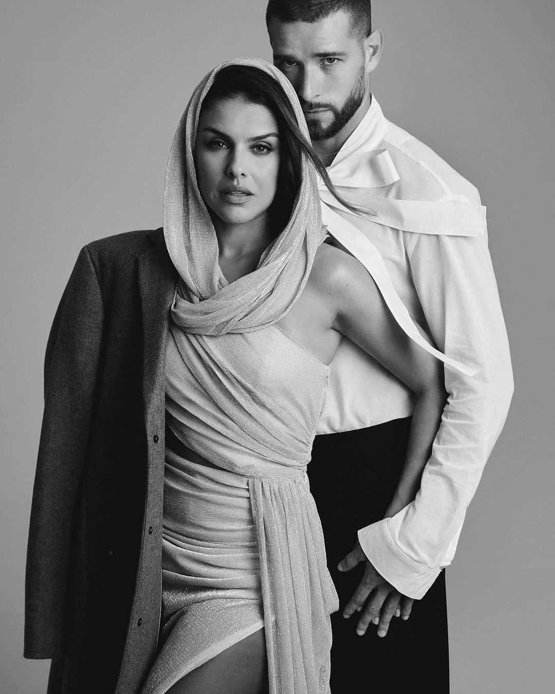 パロマ・バーナーディのインスタグラム：「Por aqui temos tb ensaio internacional! 🇬🇧  Some color of “Mr & Mrs Smith Reloaded”, now in the digital platforms of @lewismagazine with duo: Actress @palomabernardi & model @rafaelgubert1   Photo: @higorbastos ≛  Styling: @pauluvictu @bureaufs Beauty: @elcidesfreitas Retouching of Images: @caroullis Fashion Production: @cinthia.arnoni Photo Assistant: @sophiaexposito #lewismagazine」