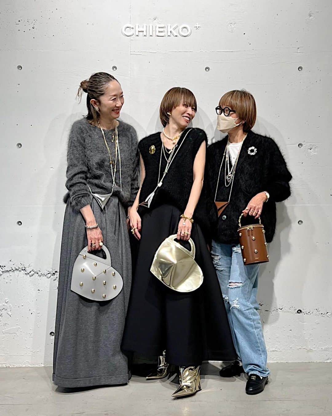 chieko6のインスタグラム：「pop up DAY4  最終日は駆け込みのお客様が多く、 とても賑わいのある会場となりました。 本当にありがとうございました。  注目度の高かったレザーアイテムのウェブ予約、 いよいよ明日11/22 21時からスタートします！」