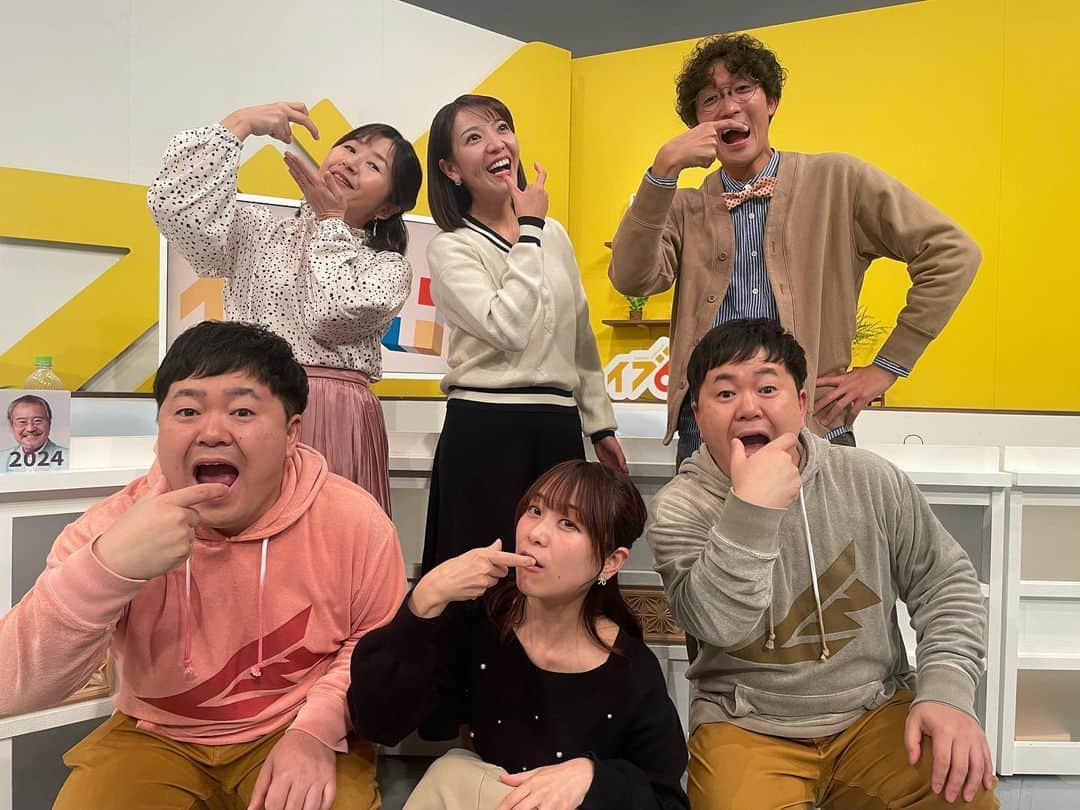 須賀由美子さんのインスタグラム写真 - (須賀由美子Instagram)「#とちぎテレビ #イブ6プラス 今日はマルゲリータ王妃の誕生日ということで #ピザの日 テーマは『ピザ🍕』 私はカリカリ薄い生地派です😆 そしてヘアメイクのちえさんに 可愛い誕生日プレゼントを🎁 いただきましたー！！ もうすっかり誕生日なんて過ぎたと思ってたからサプライズで嬉しかったです💕いつも本当にありがとうございます😊」11月21日 0時14分 - tottiyumi